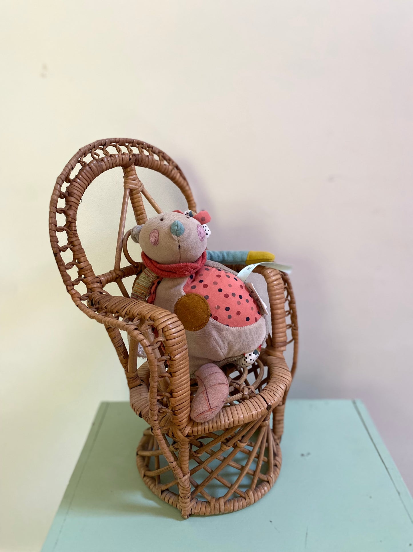 Petit fauteuil en rotin pour poupée