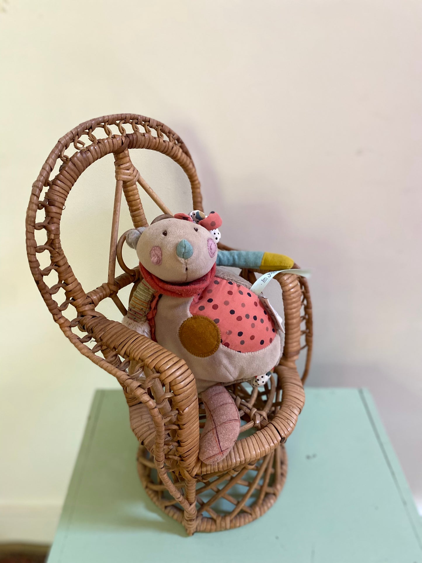 Petit fauteuil en rotin pour poupée