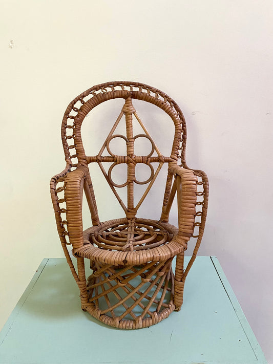 Petit fauteuil en rotin pour poupée