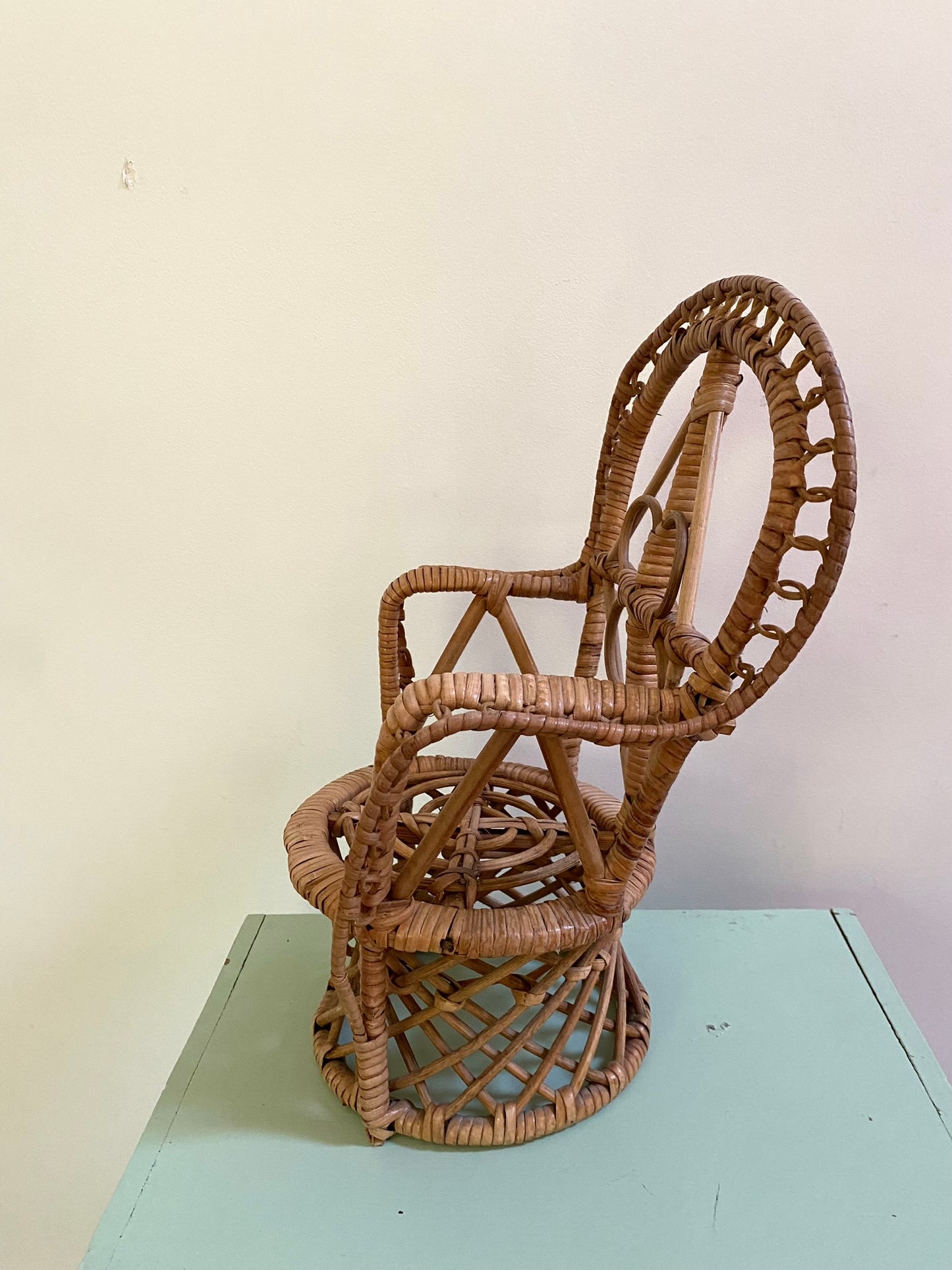 Petit fauteuil en rotin pour poupée