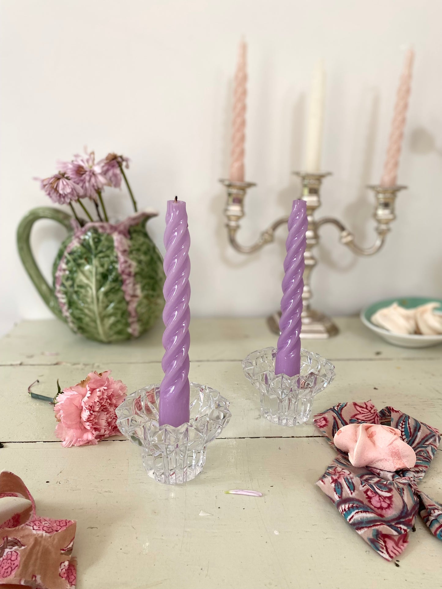 Paire de bougeoirs en verre ciselé