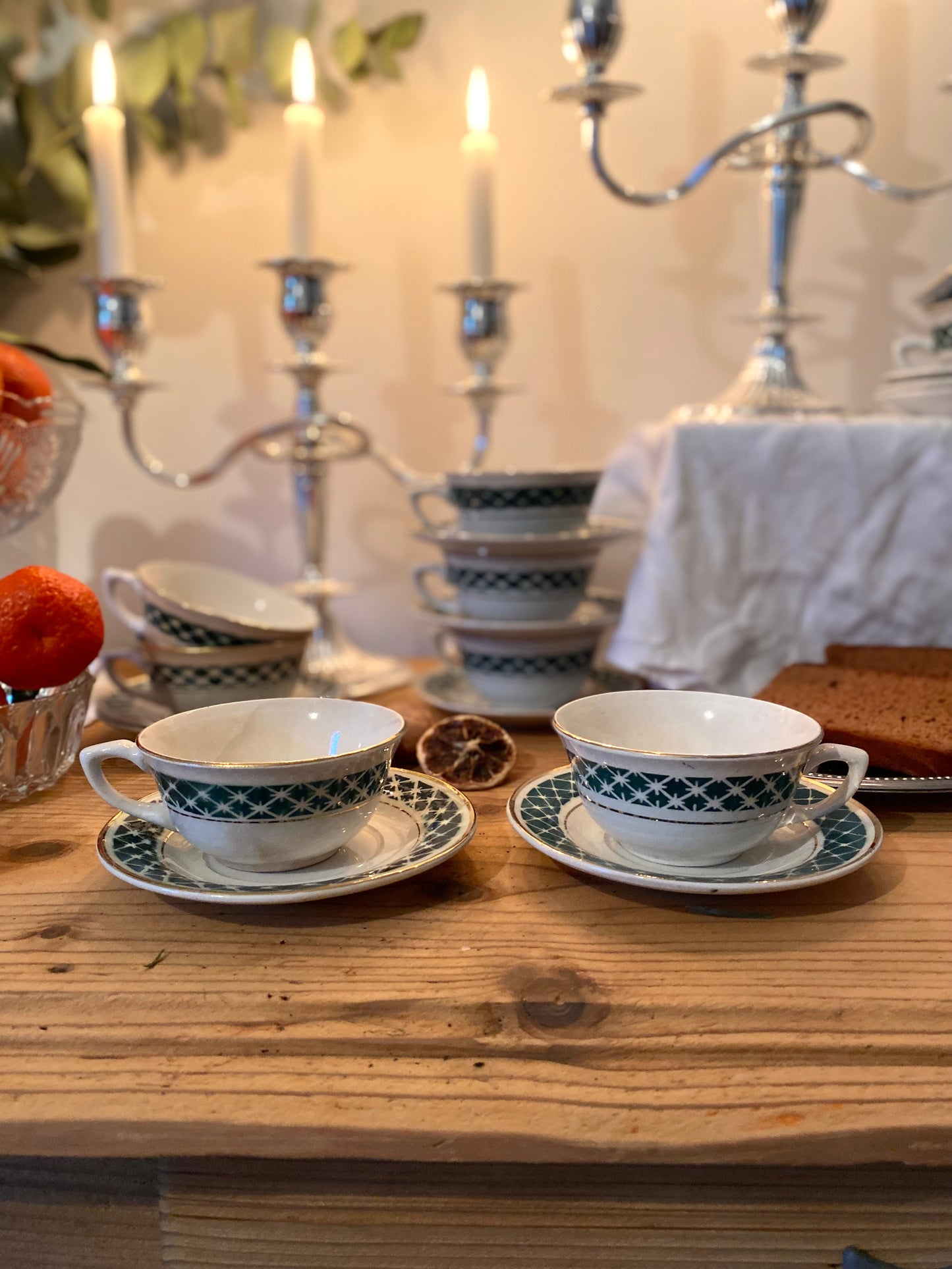 9 verres à pied en verre ciselé
