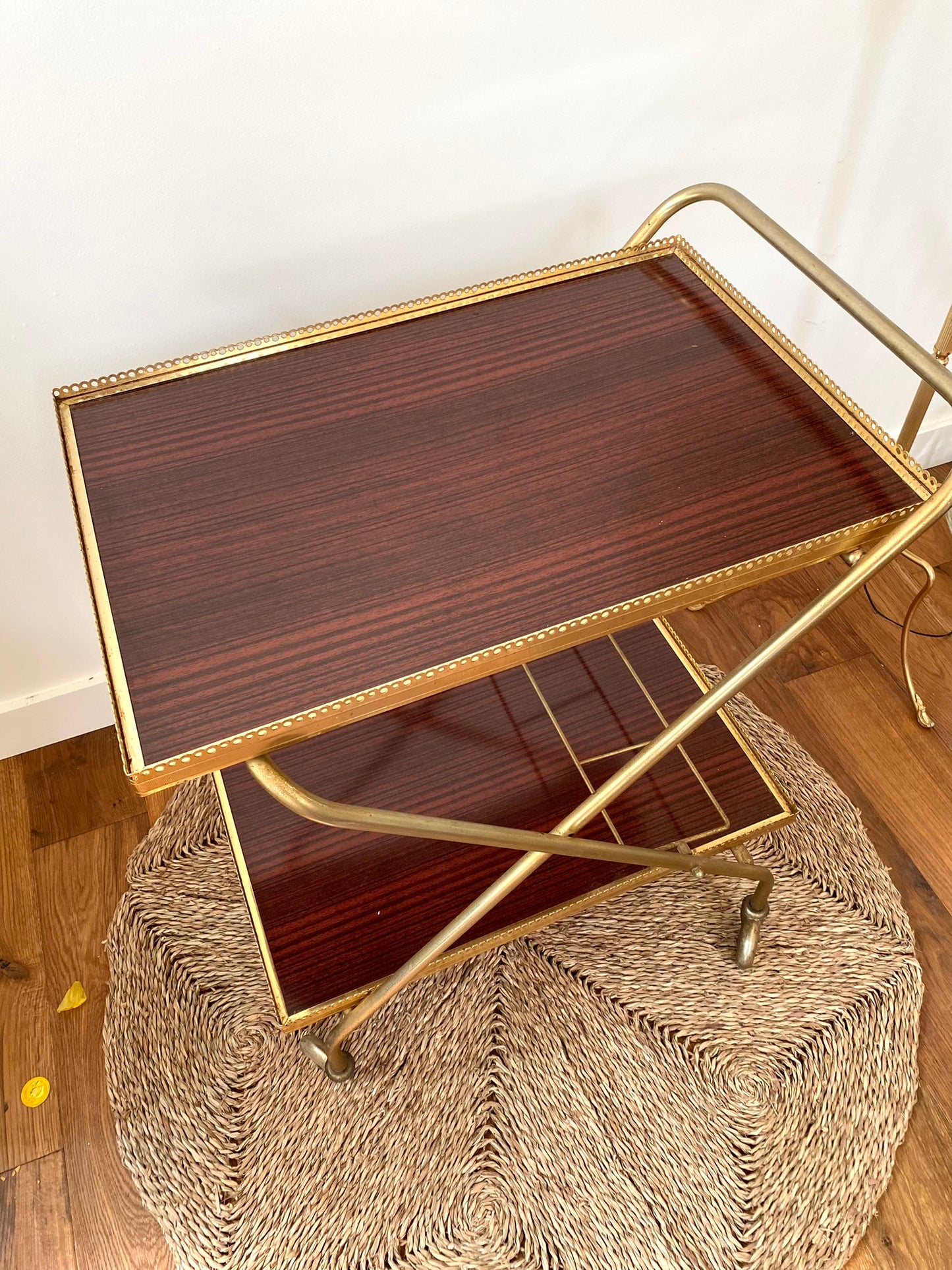 Desserte seventies à roulette plateaux en formica et structure laiton