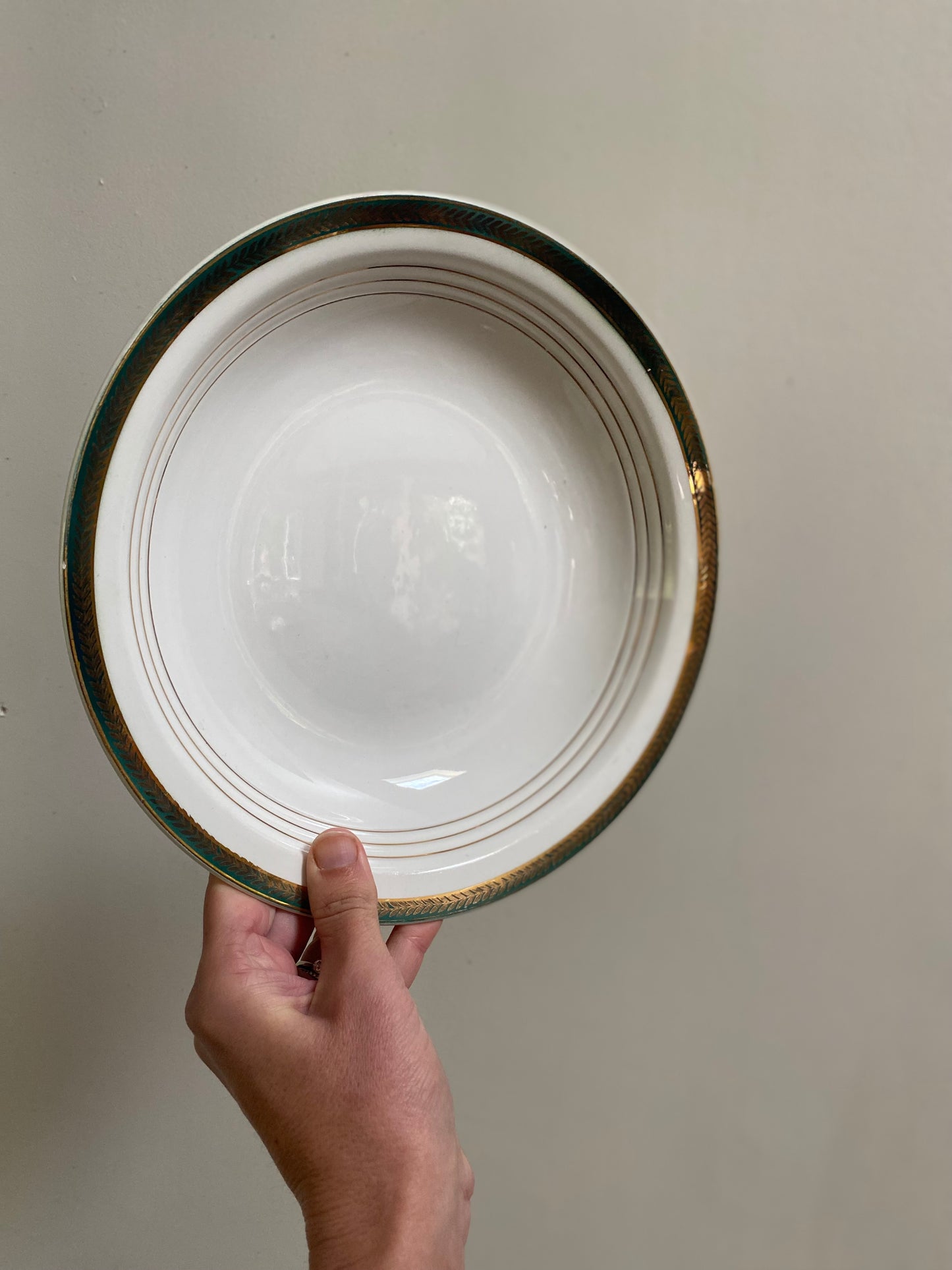 Grand plat creux en porcelaine ancienne