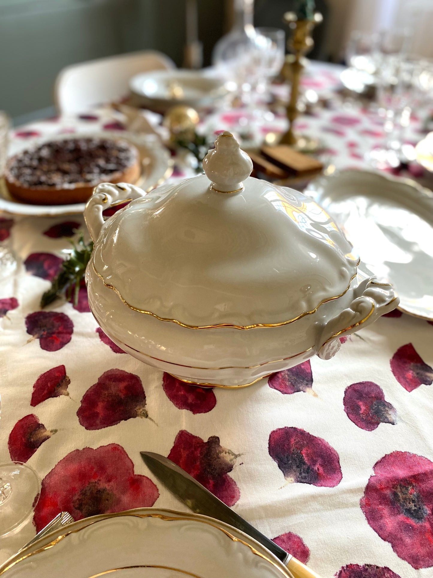 Soupière en porcelaine ancienne blanche et dorée Winterling