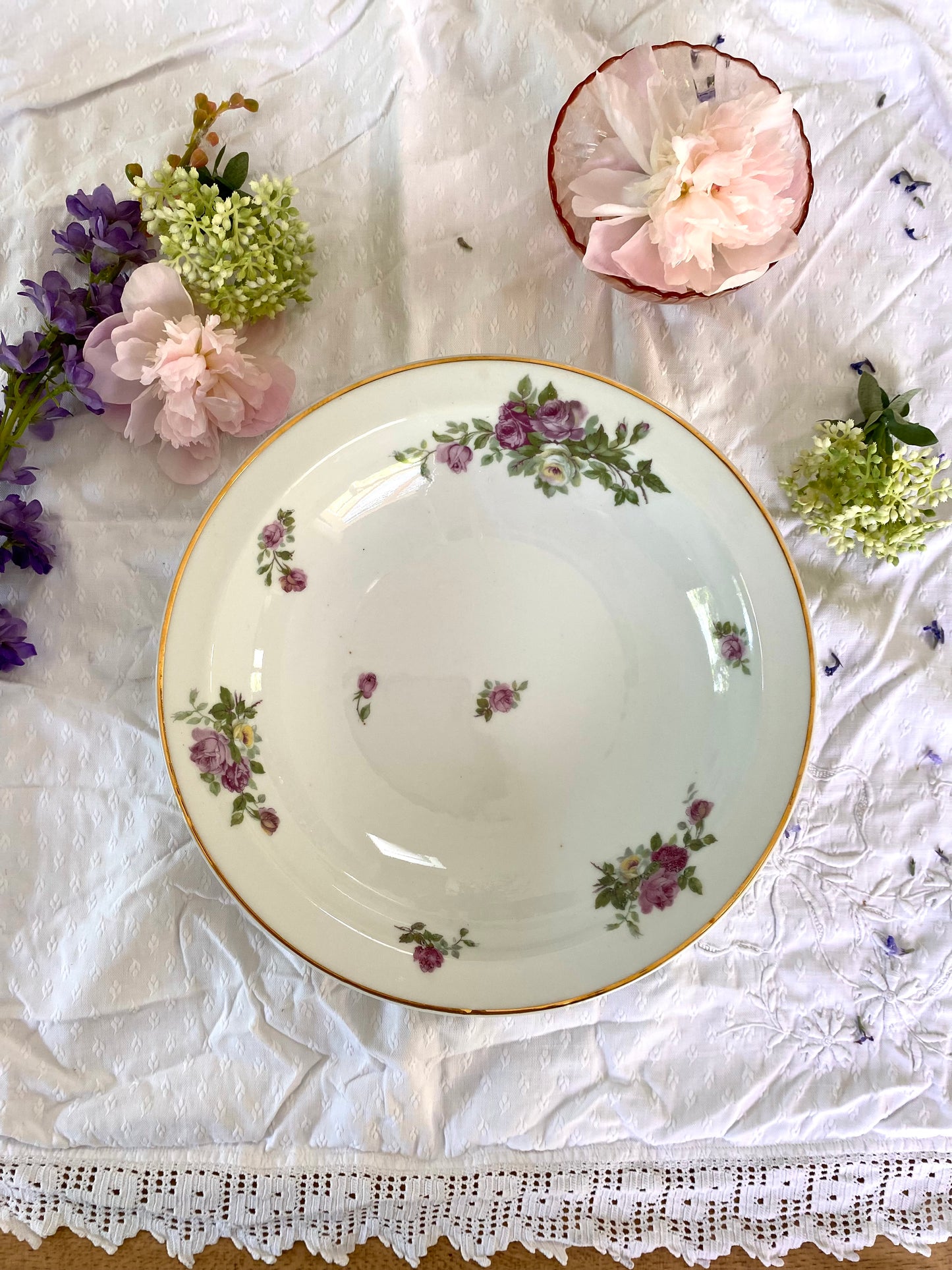 Plat creux en porcelaine ancienne à décor floral lilas