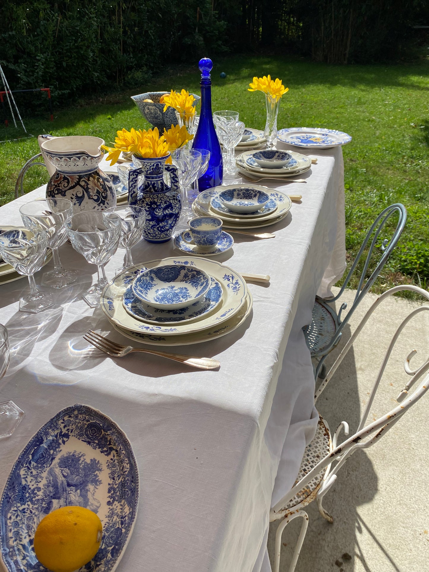 Bouteille en verre bleu marine