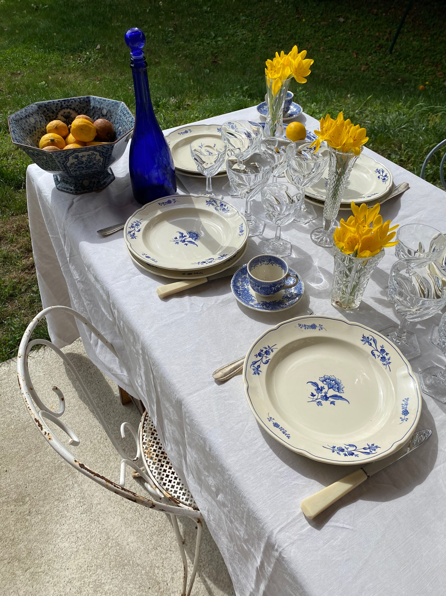 Bouteille en verre bleu marine