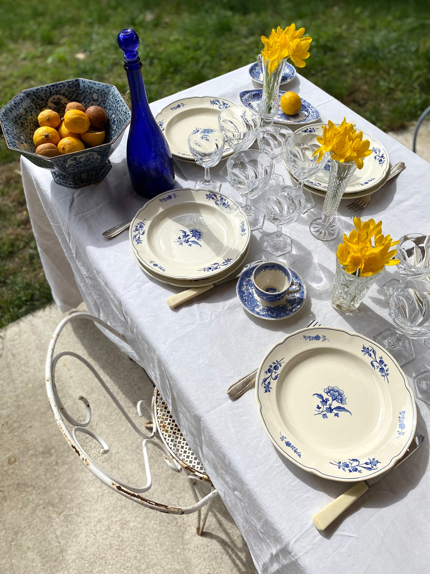 Service d’assiettes en faïence de la manufacture belge Boch La Louvière