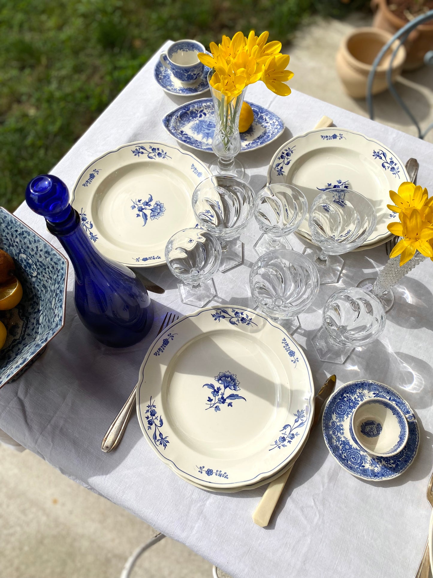 Service d’assiettes en faïence de la manufacture belge Boch La Louvière