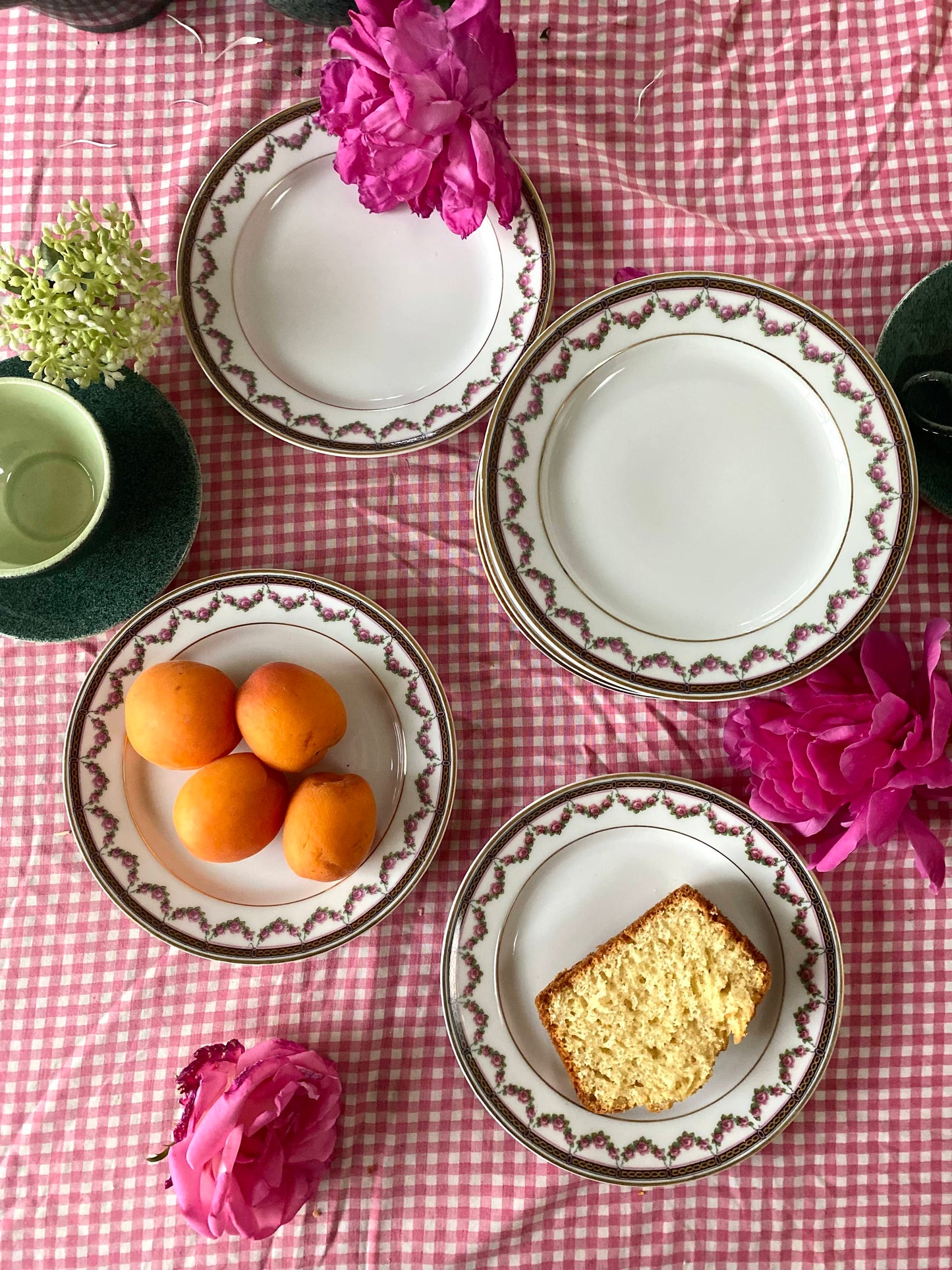 Assiette à dessert en porcelaine ancienne