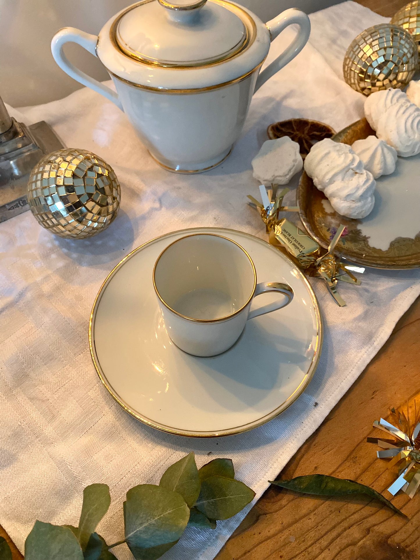 Duo de tasses à café et leurs verseuses et sucrier