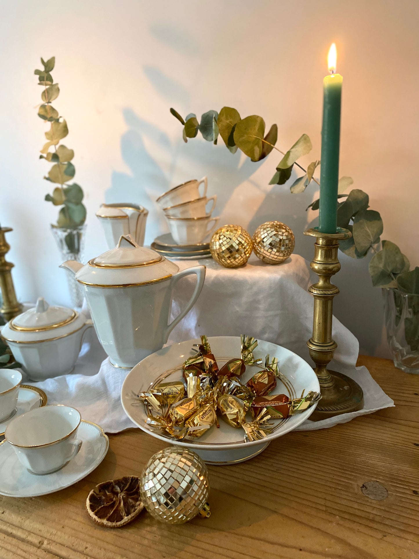 Service à café et thé en porcelaine ancienne blanche à pan et liseré doré