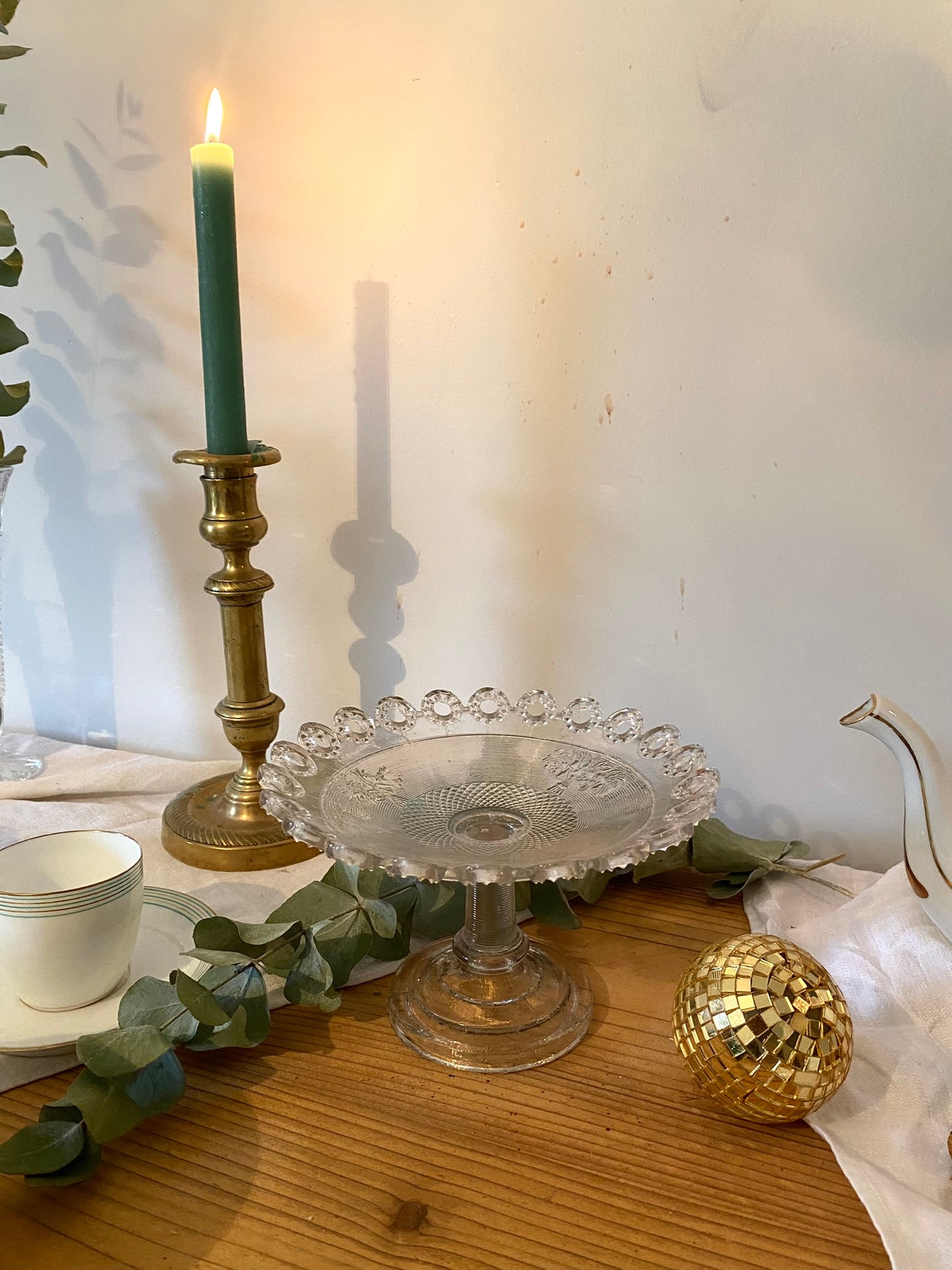 Coupe de présentation ancienne en verre ciselé