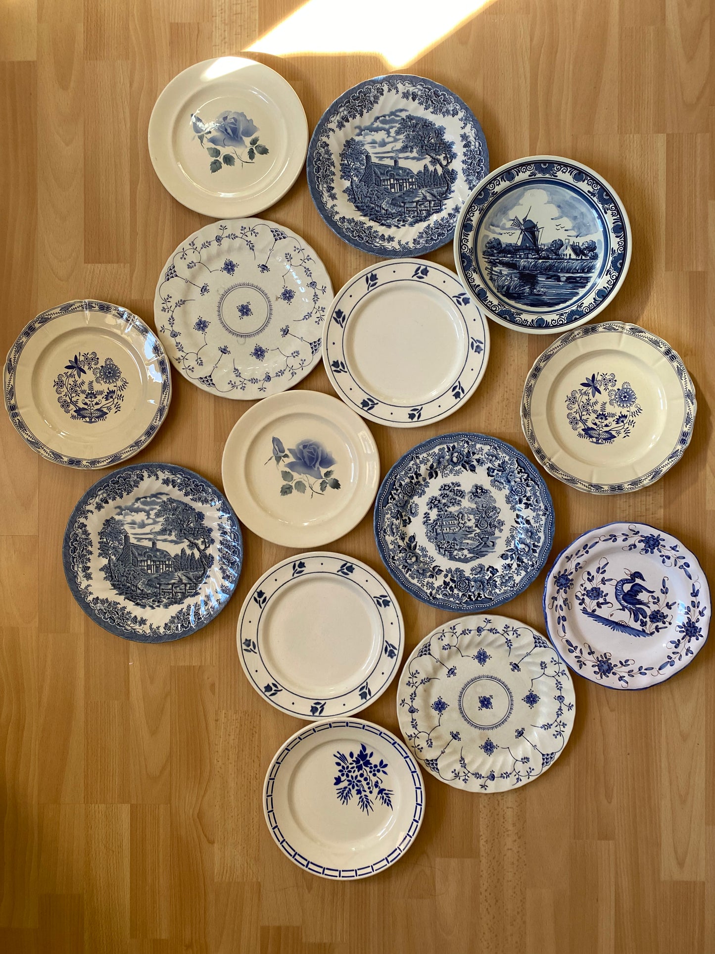 Ensemble de 14 assiettes en porcelaine ancienne dépareillées