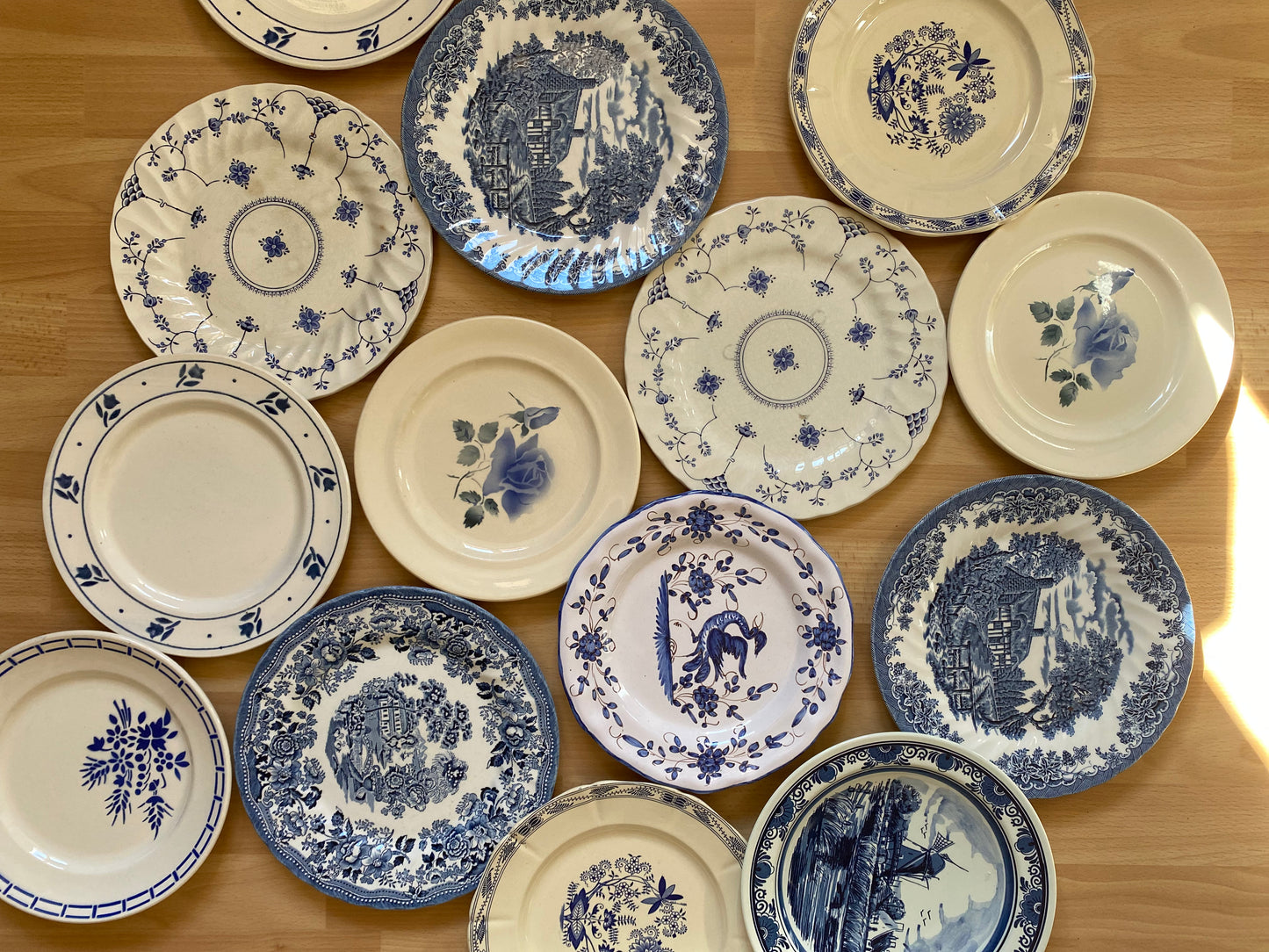 Ensemble de 14 assiettes en porcelaine ancienne dépareillées