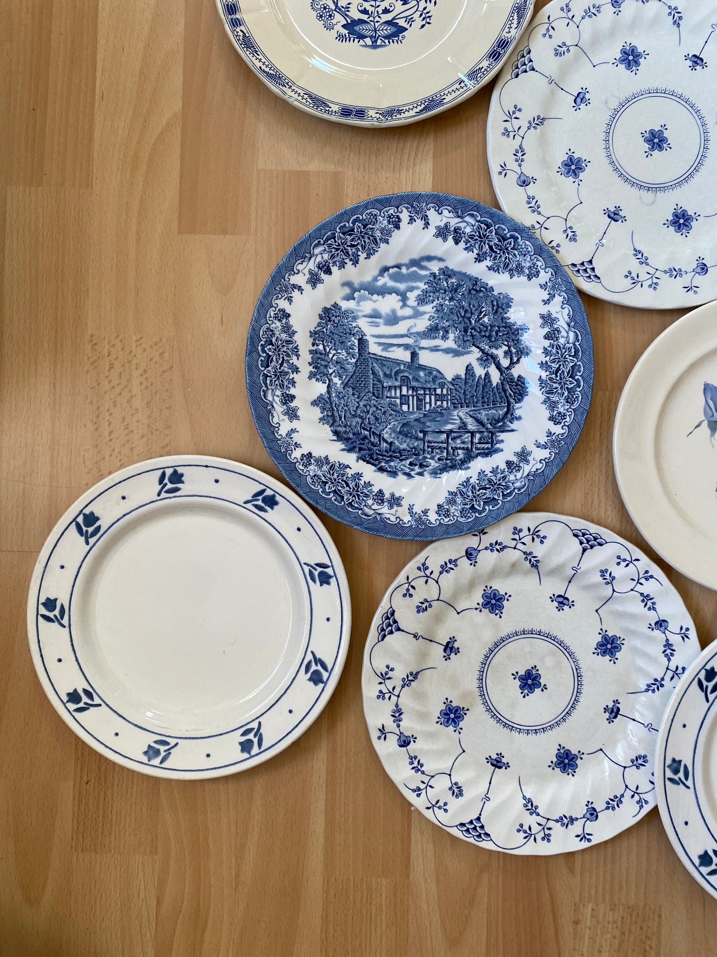Ensemble de 14 assiettes en porcelaine ancienne dépareillées