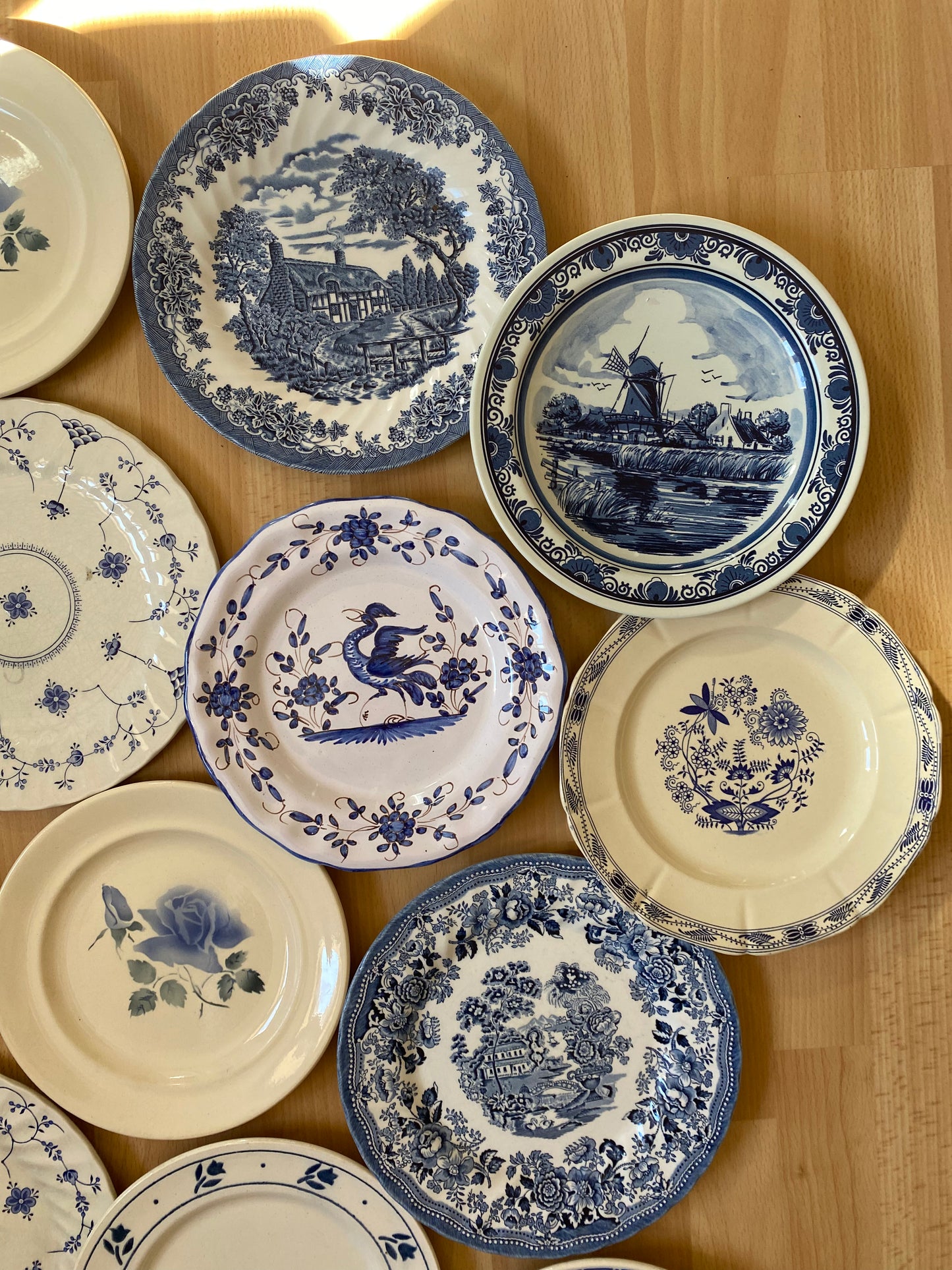 Ensemble de 14 assiettes en porcelaine ancienne dépareillées