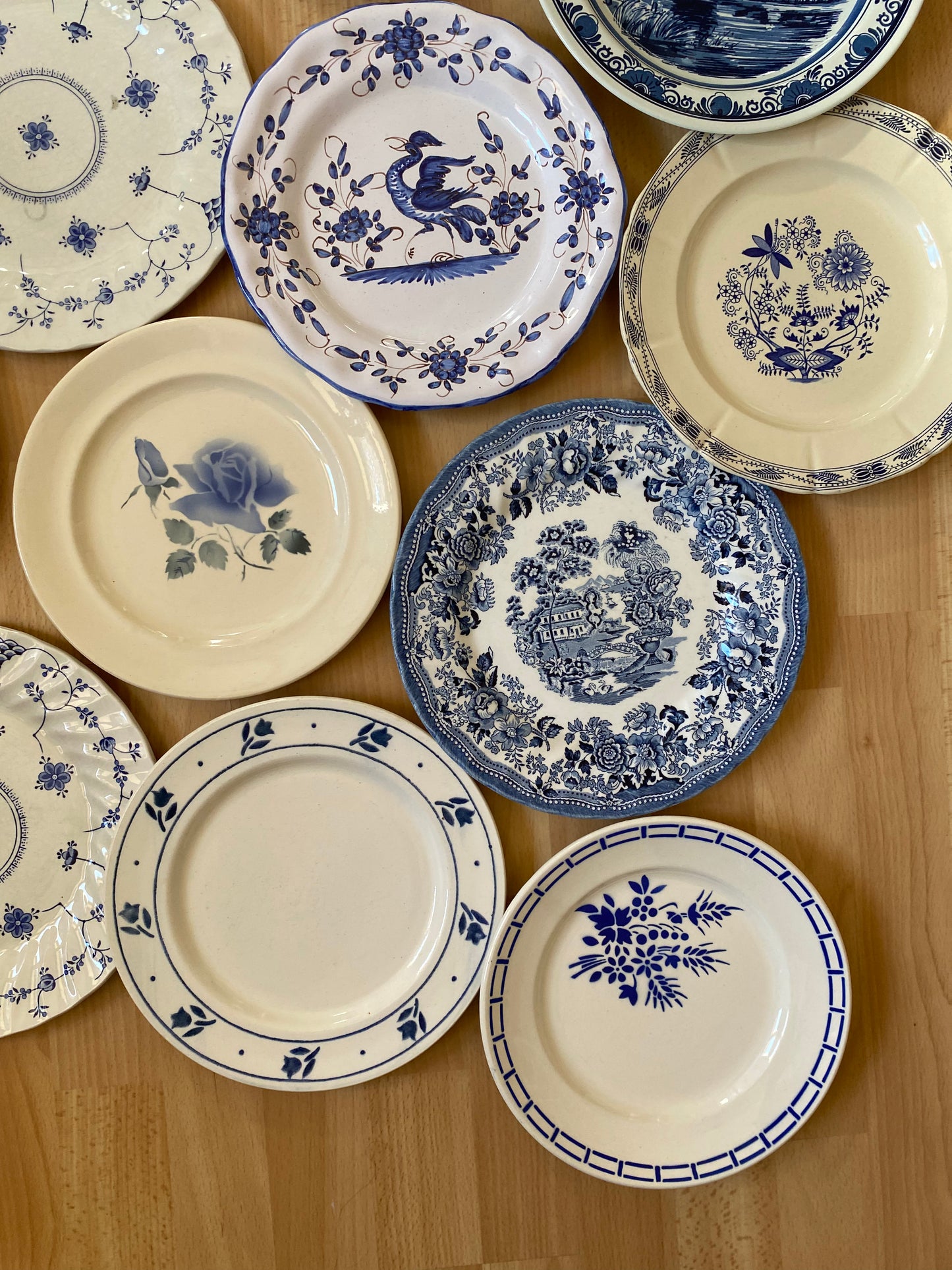 Ensemble de 14 assiettes en porcelaine ancienne dépareillées