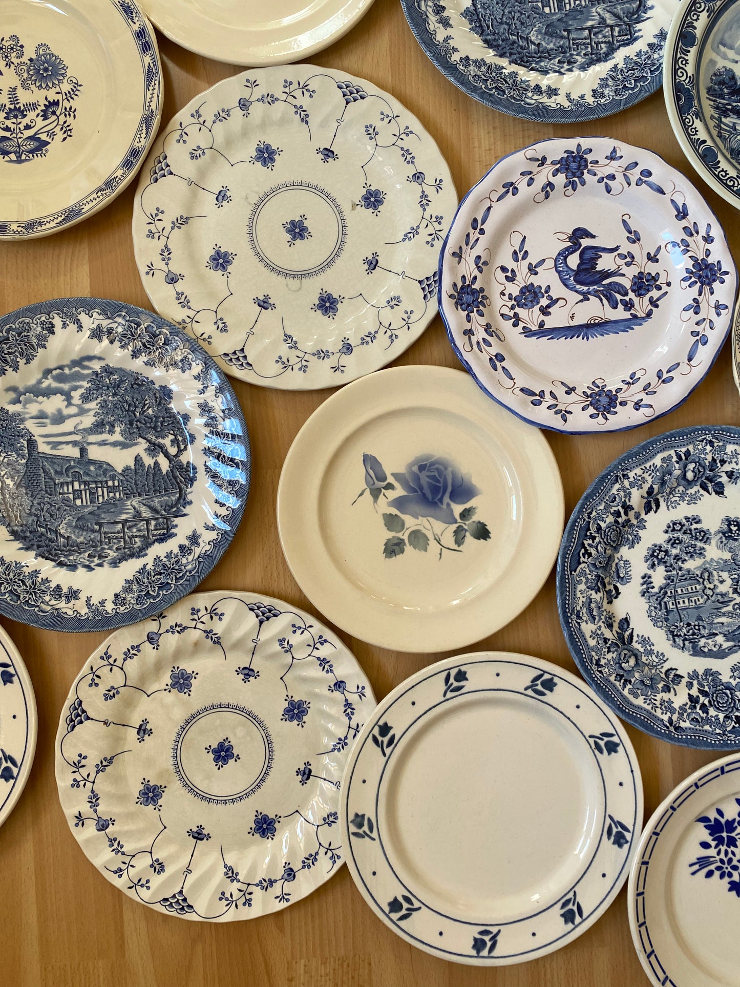 Ensemble de 14 assiettes en porcelaine ancienne dépareillées
