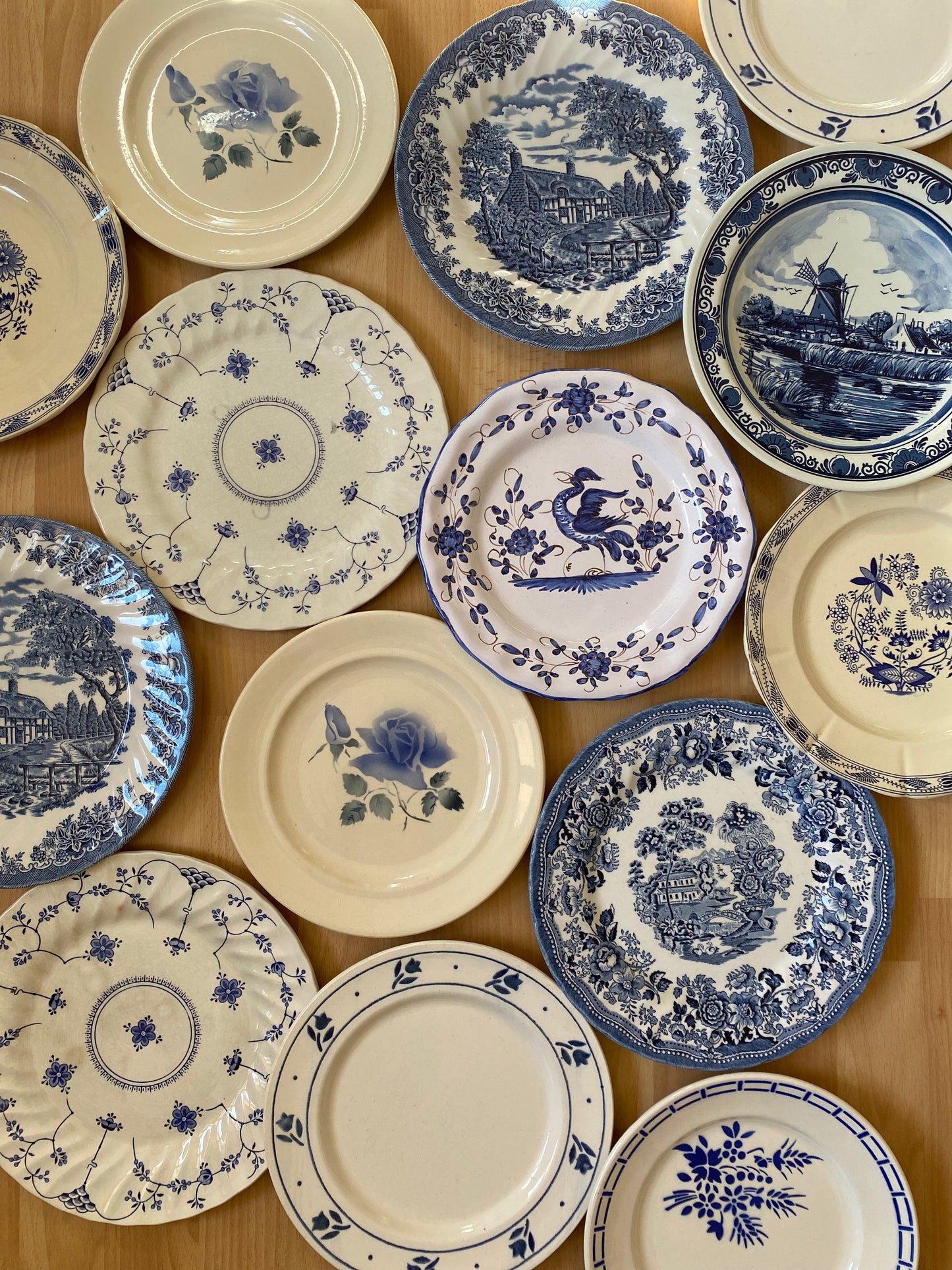 Ensemble de 14 assiettes en porcelaine ancienne dépareillées