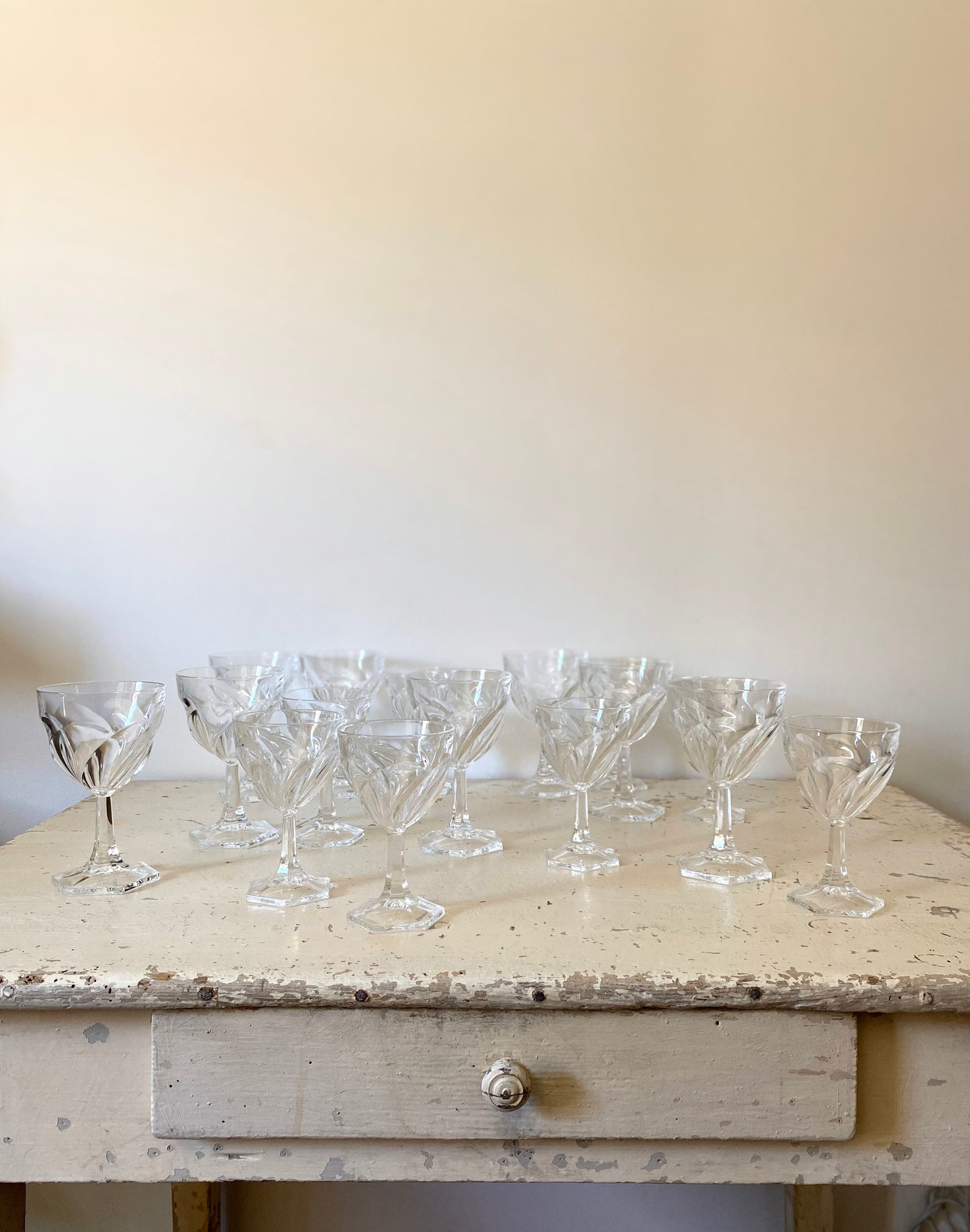 Service de 16 verres à pied en cristal torsadé