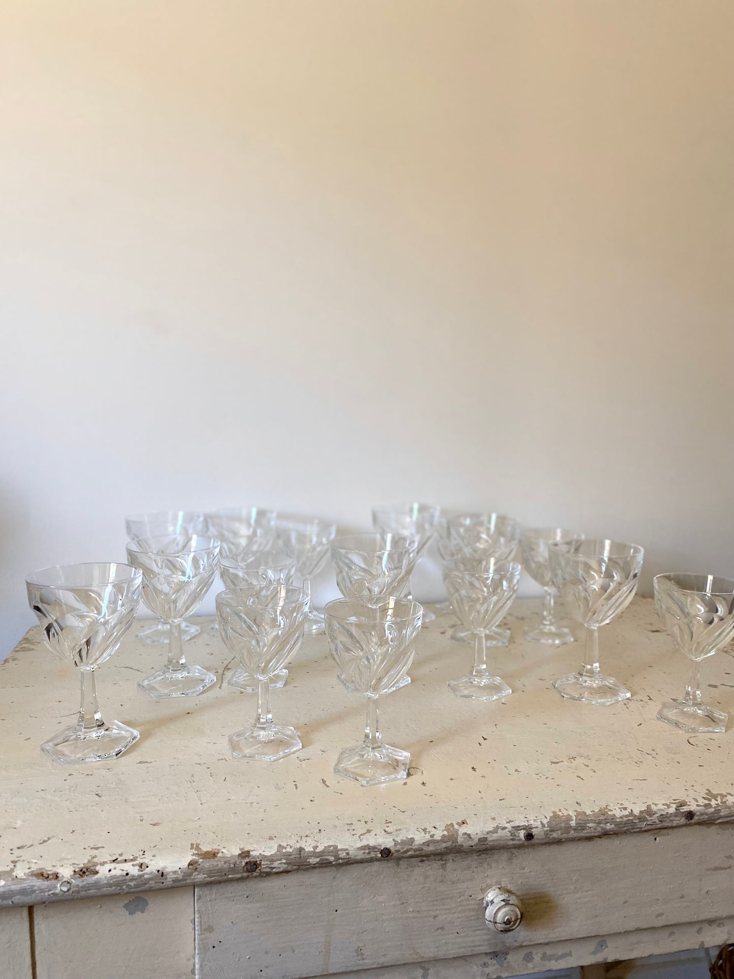 Service de 16 verres à pied en cristal torsadé