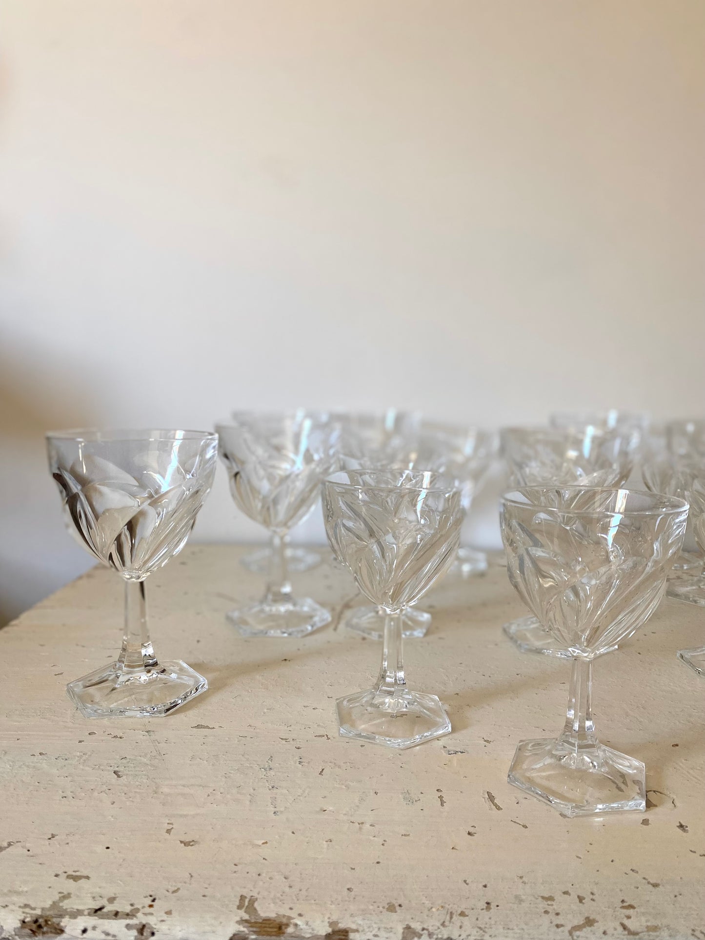 Service de 16 verres à pied en cristal torsadé