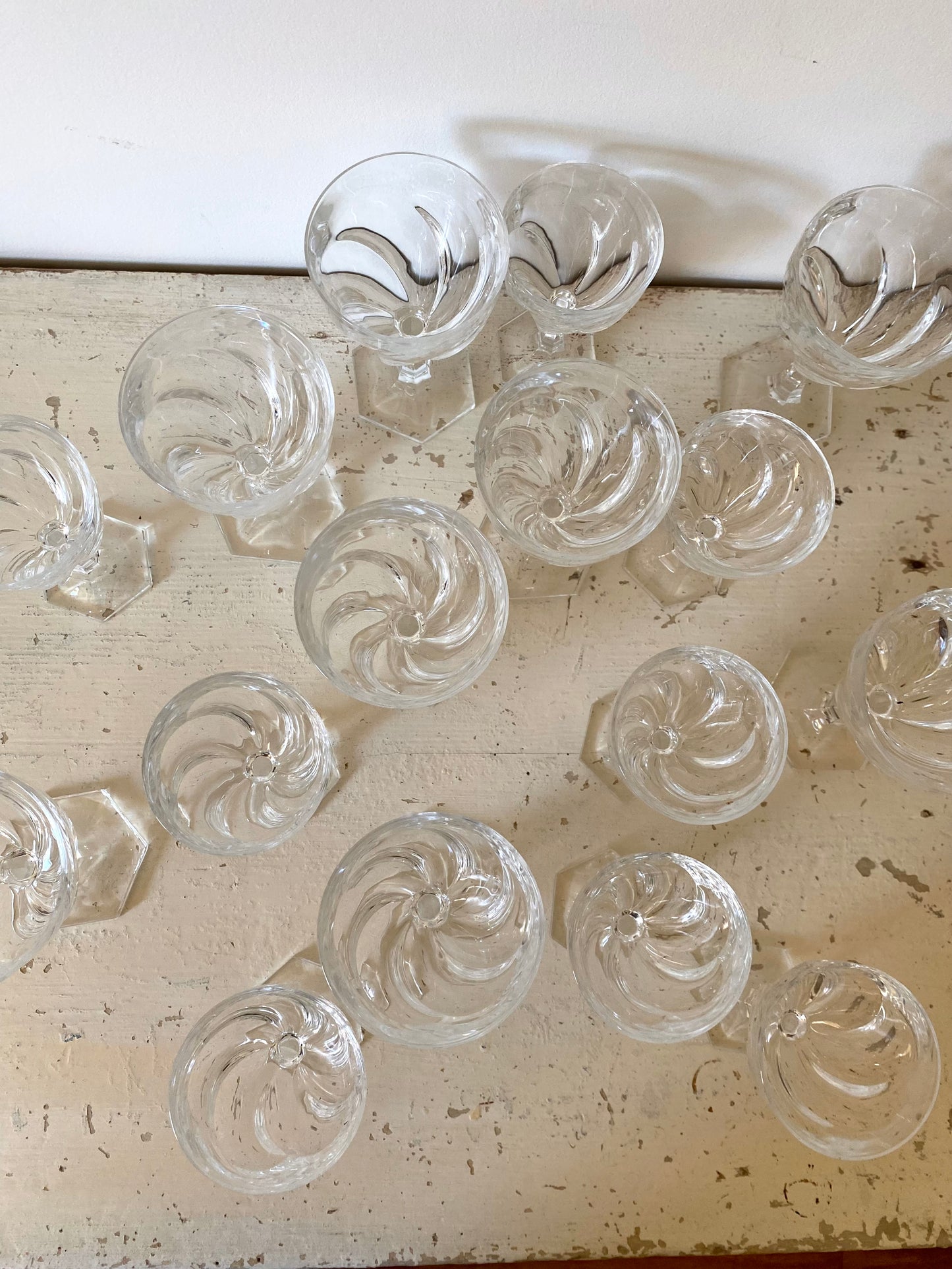 Service de 16 verres à pied en cristal torsadé