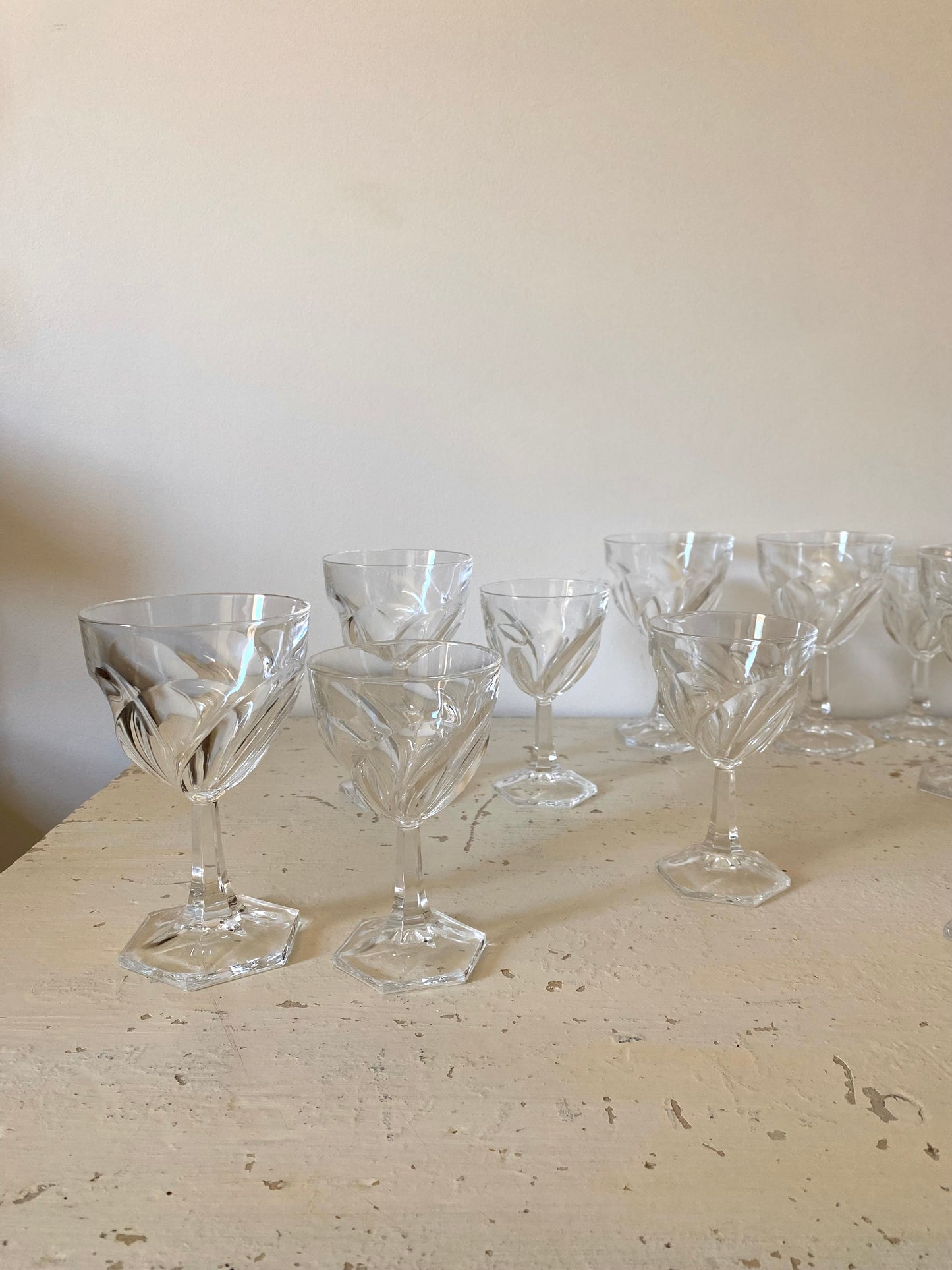 Service de 16 verres à pied en cristal torsadé