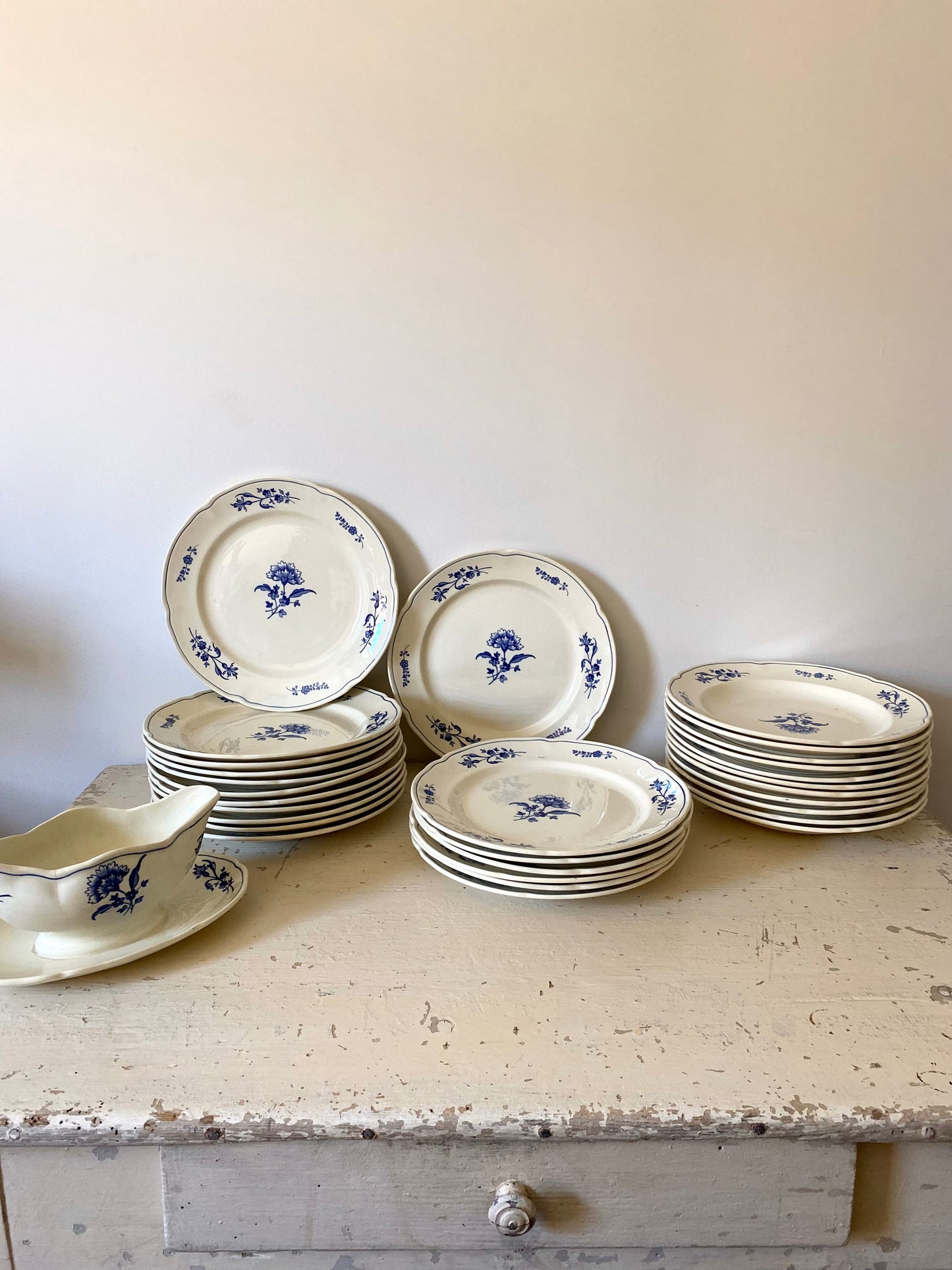 Service d’assiettes en faïence de la manufacture belge Boch La Louvière