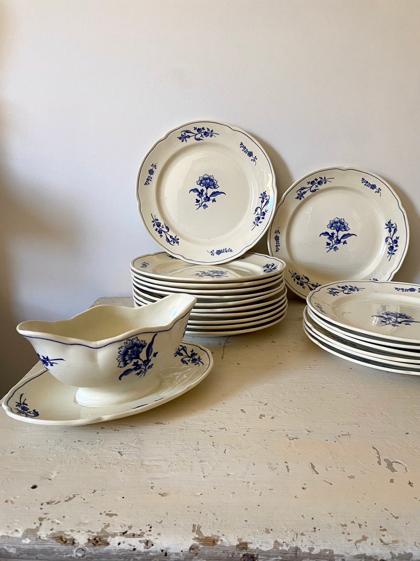 Service d’assiettes en faïence de la manufacture belge Boch La Louvière