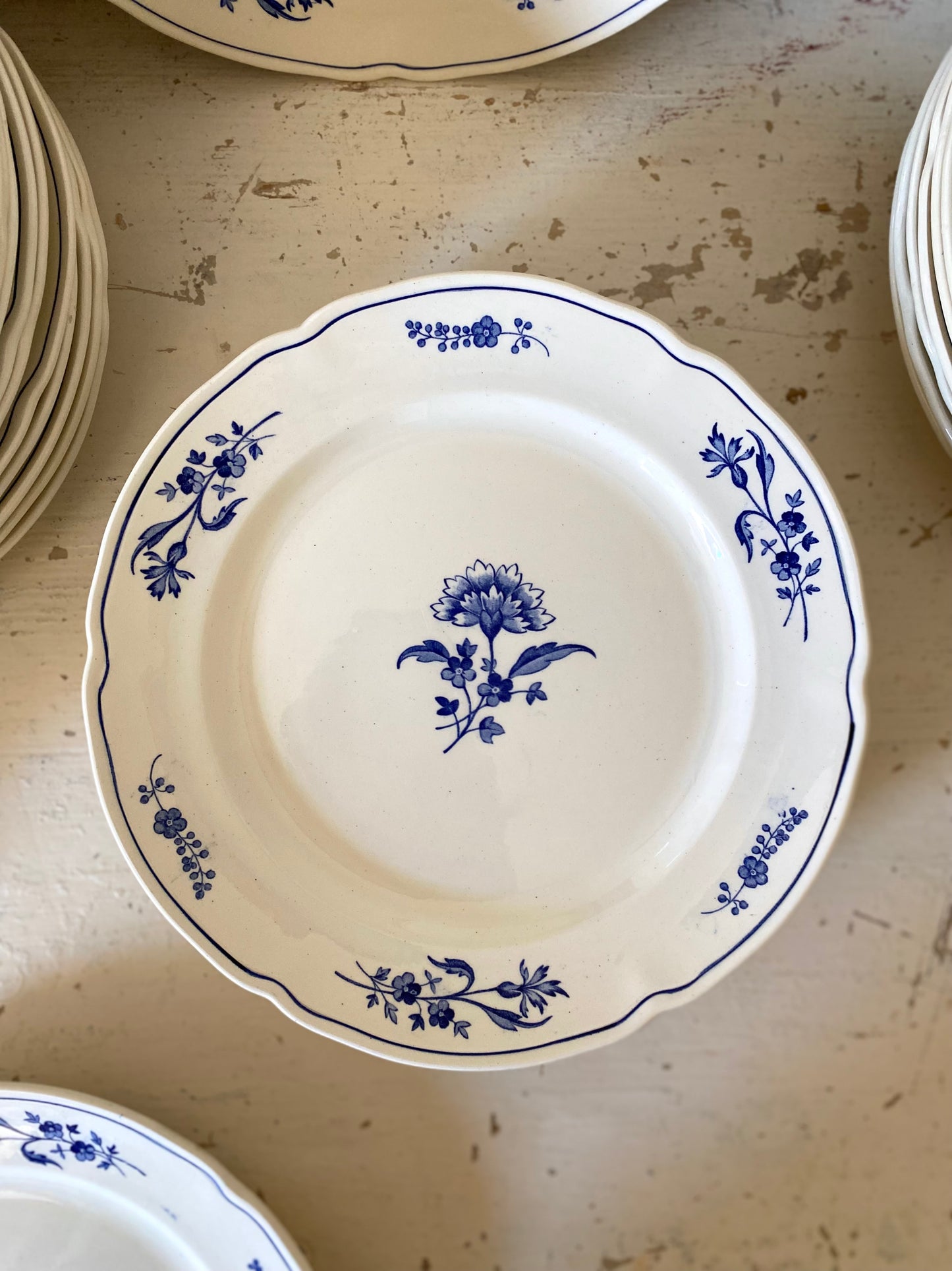 Service d’assiettes en faïence de la manufacture belge Boch La Louvière