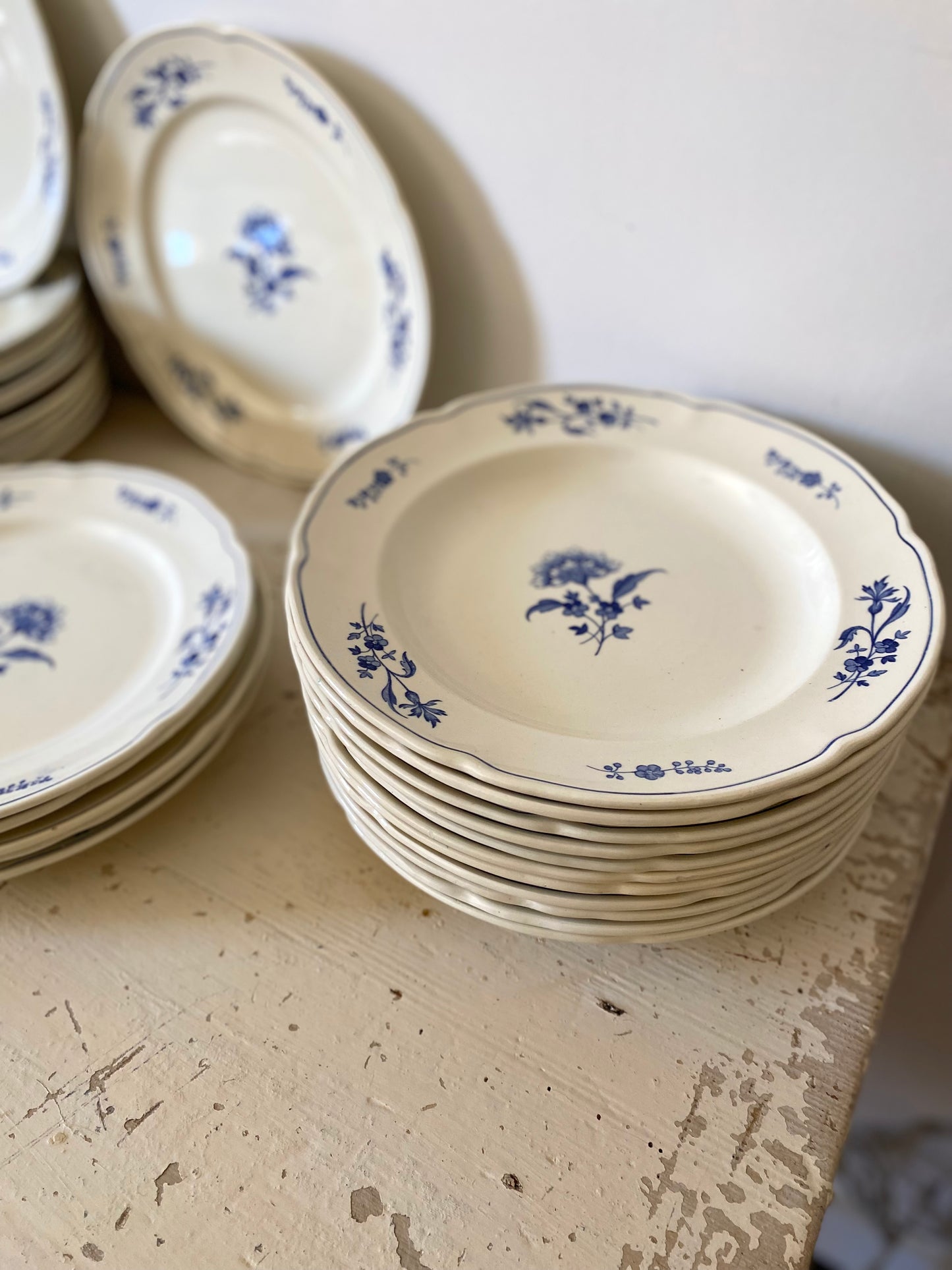 Service d’assiettes en faïence de la manufacture belge Boch La Louvière