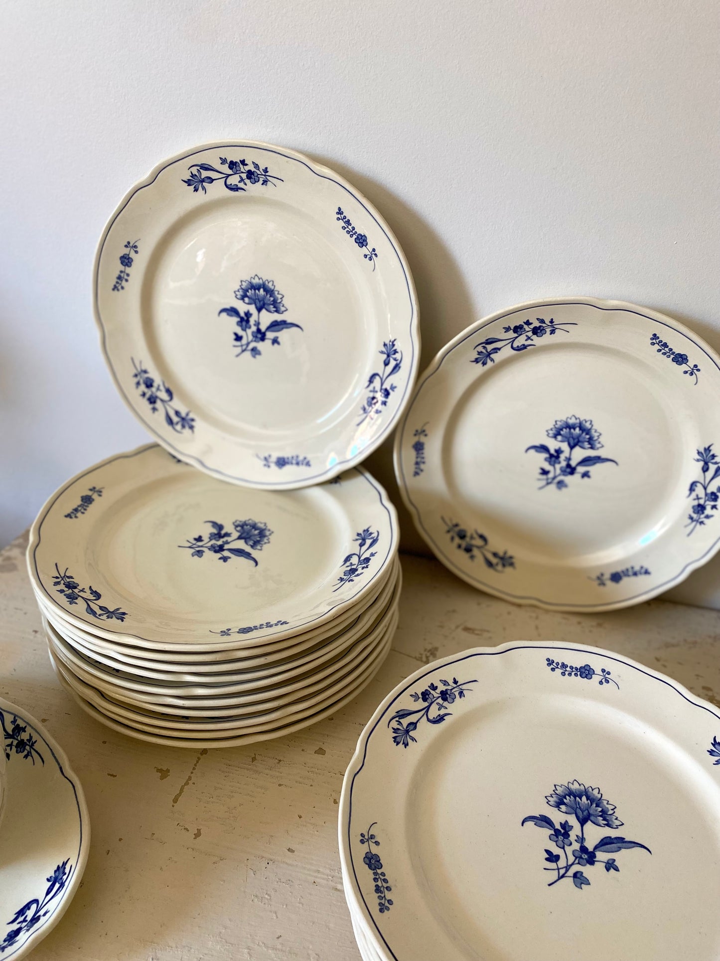 Service d’assiettes en faïence de la manufacture belge Boch La Louvière