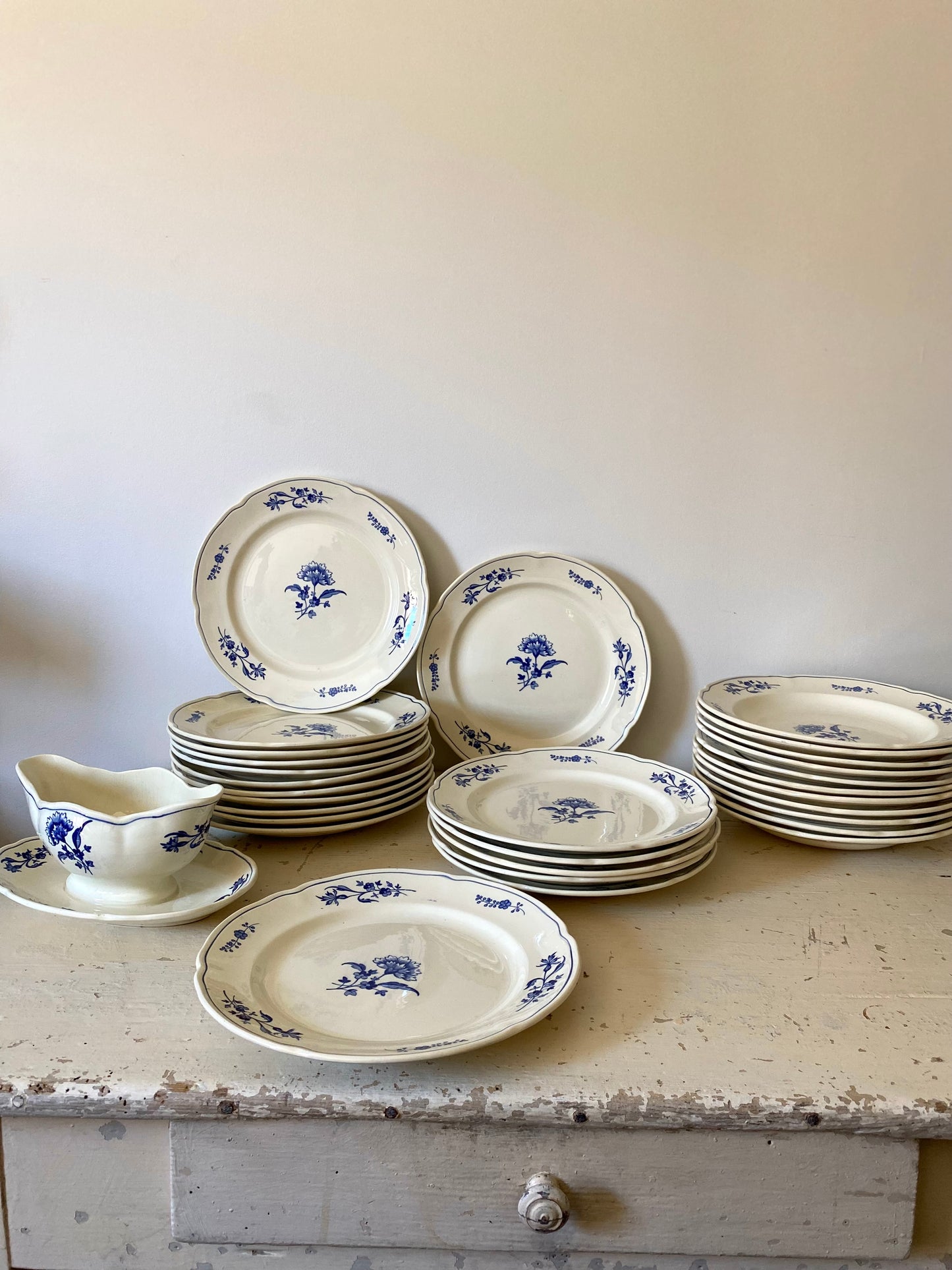 Service d’assiettes en faïence de la manufacture belge Boch La Louvière
