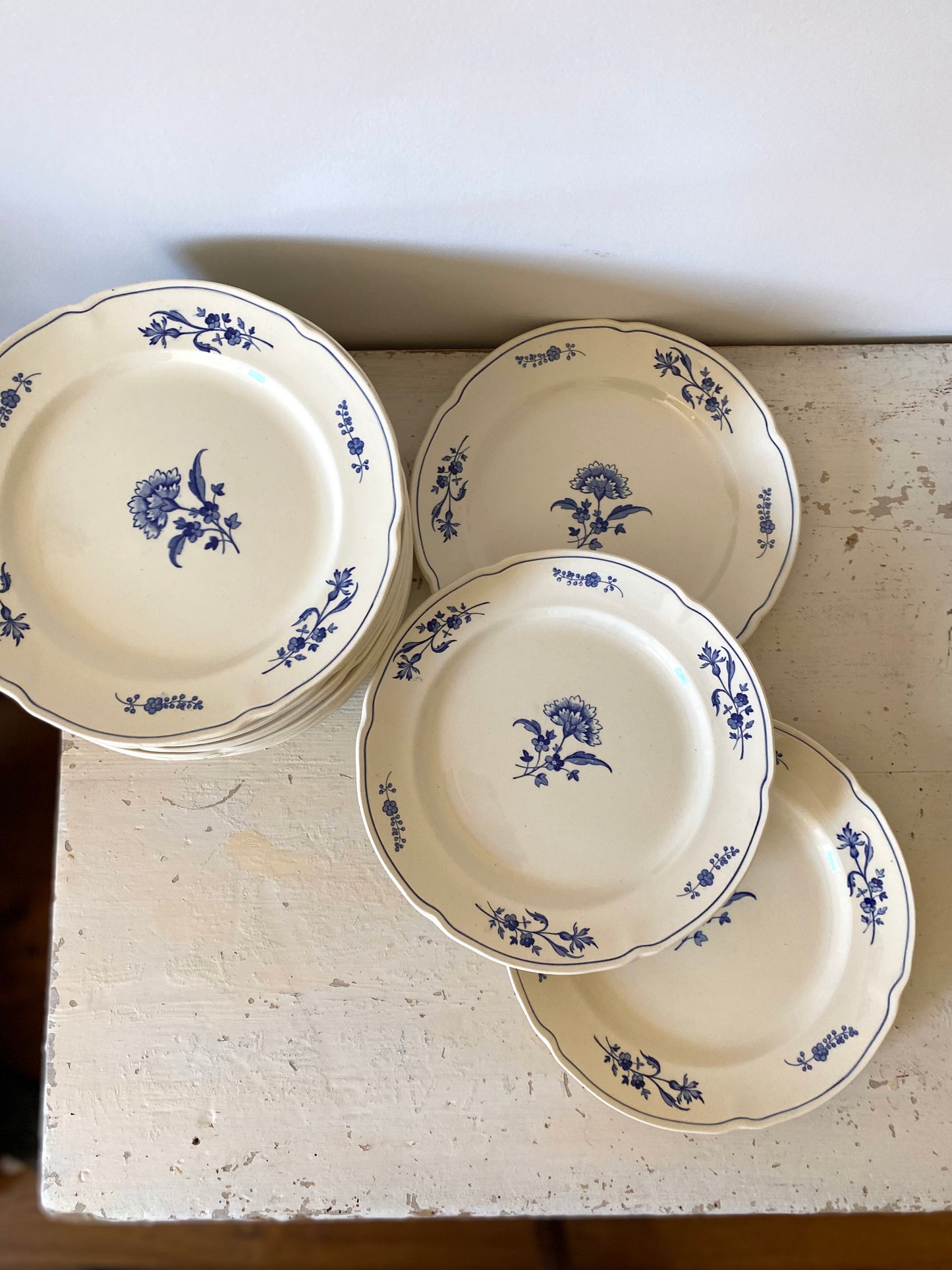Service d’assiettes en faïence de la manufacture belge Boch La Louvière