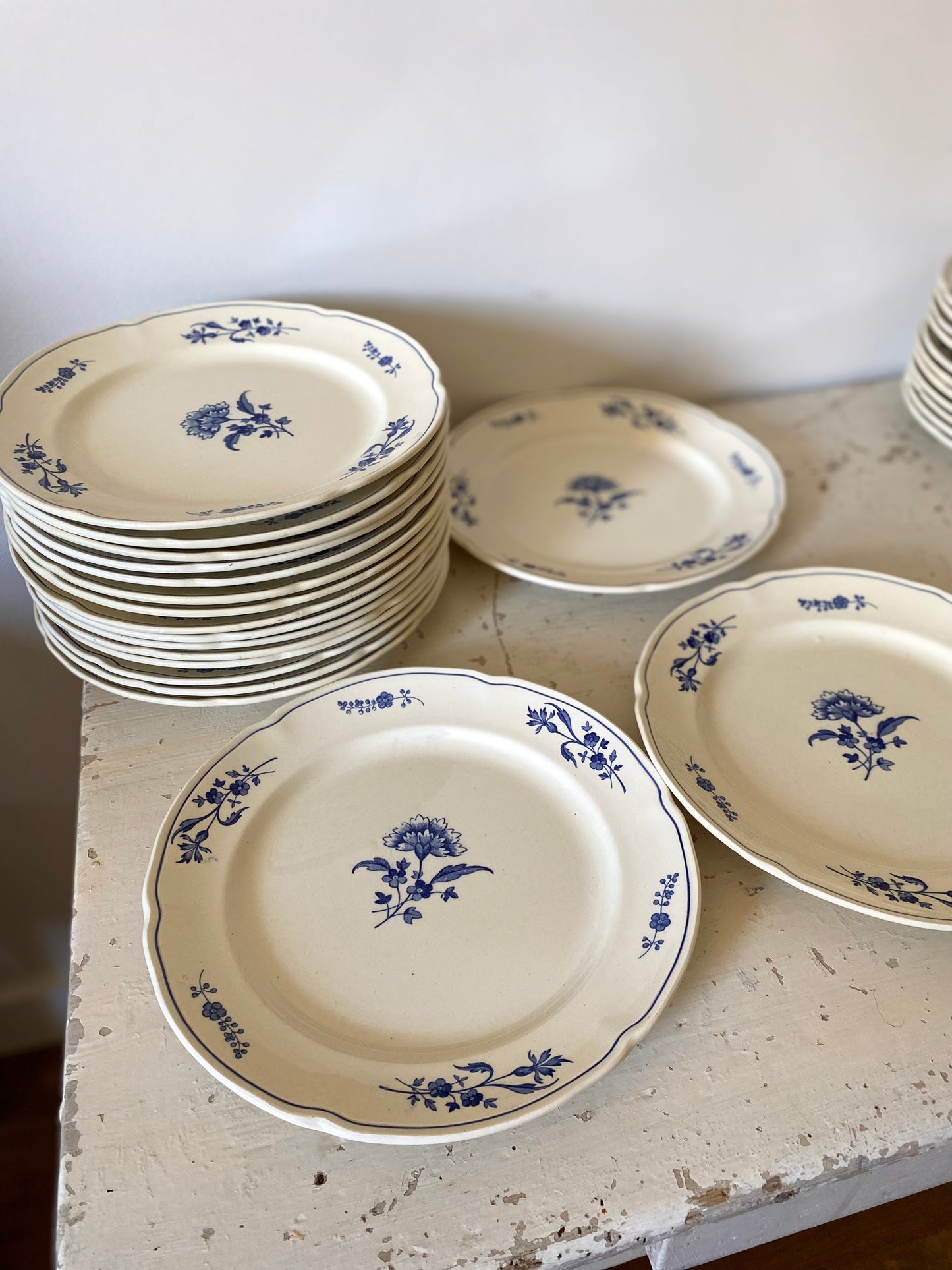 Service d’assiettes en faïence de la manufacture belge Boch La Louvière