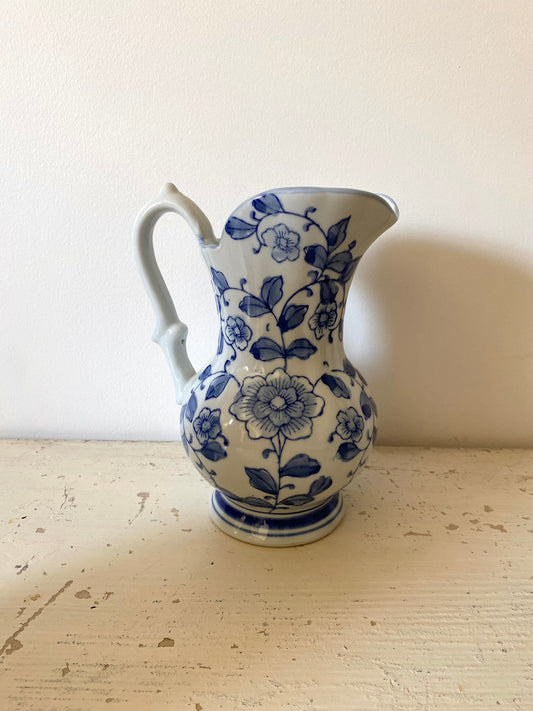 Petit pichet en porcelaine