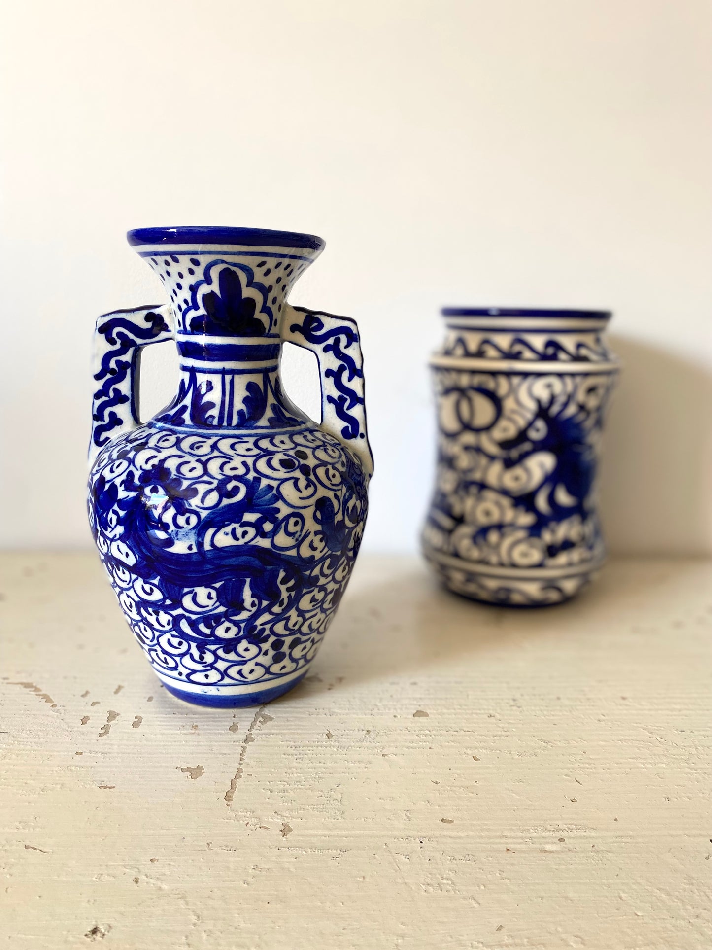 Petit vase amphore en céramique ancienne peinte à la main