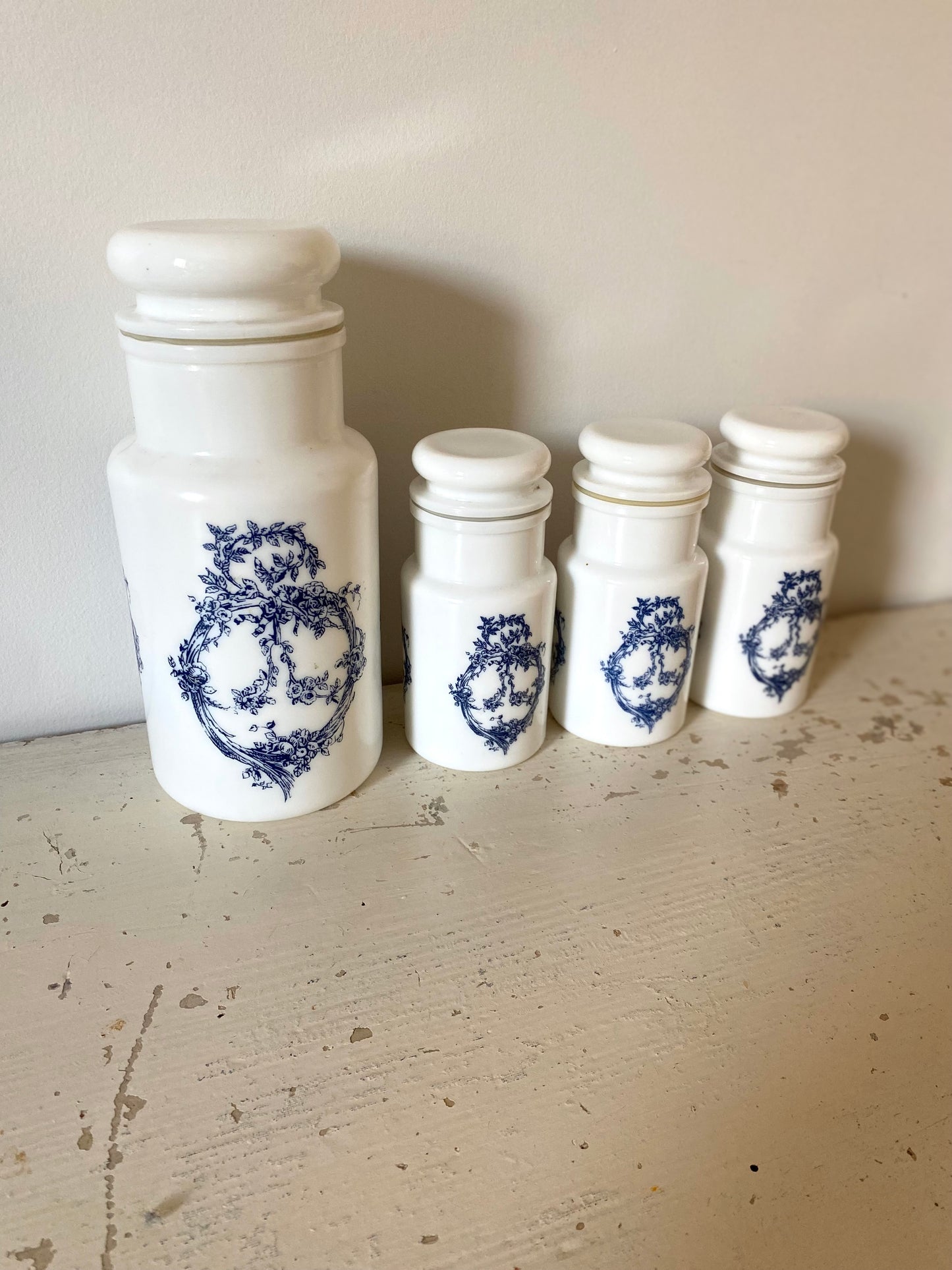 Ensemble de 4 pots d’apothicaire en en opaline italienne ancienne