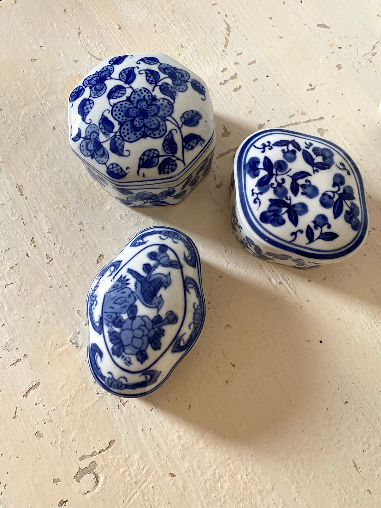 Trio de petites boîtes à bijoux ou piluliers en porcelaine ancienne