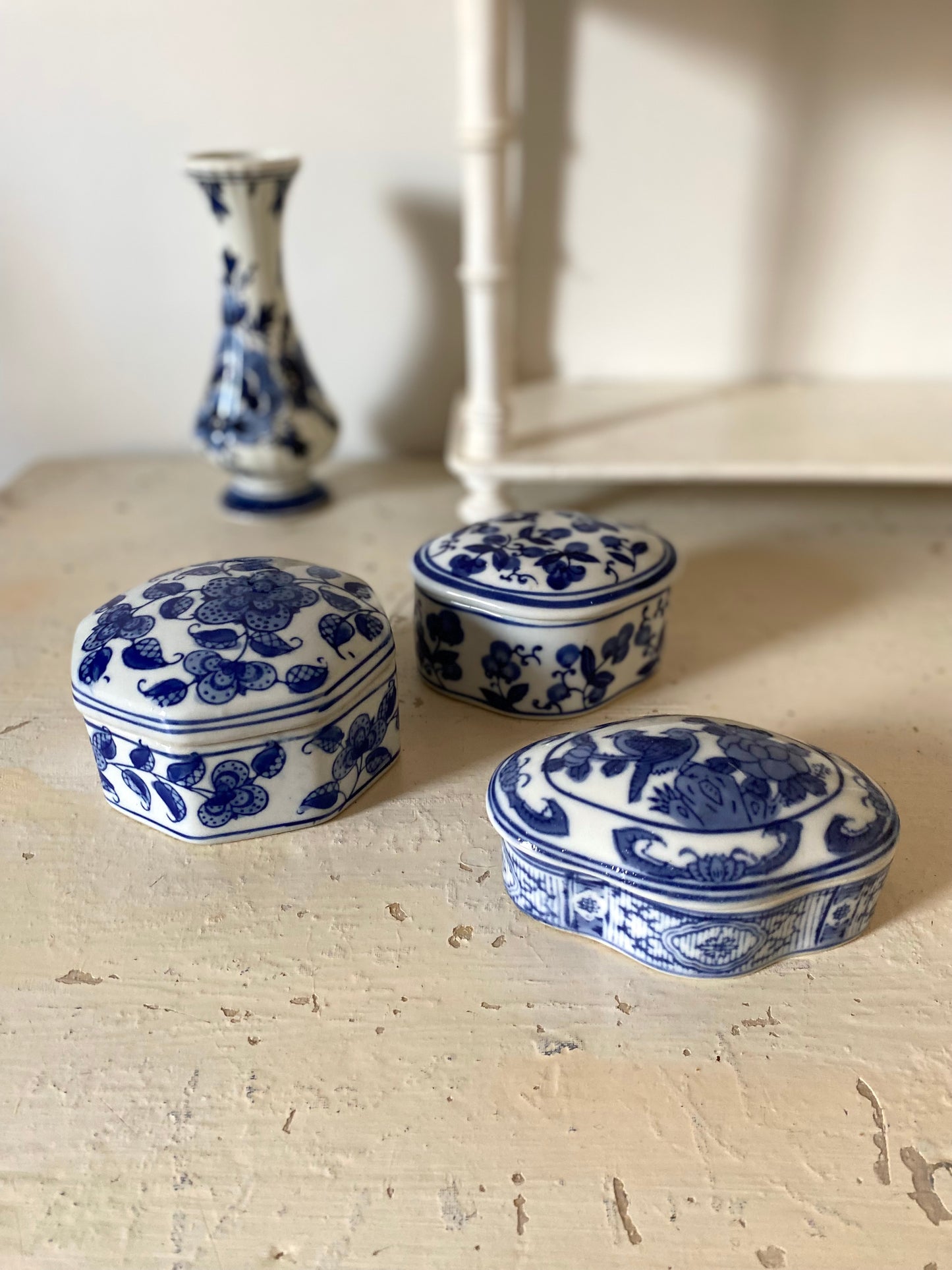 Trio de petites boîtes à bijoux ou piluliers en porcelaine ancienne