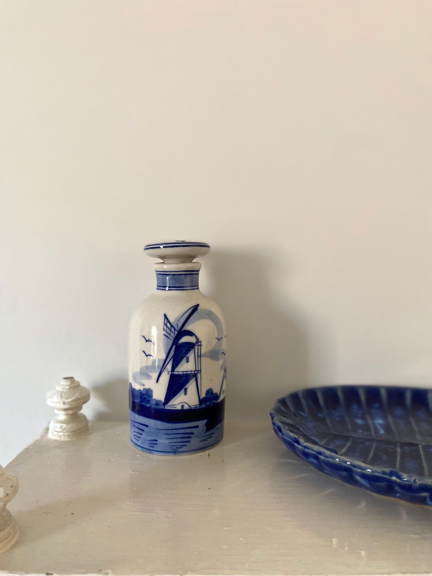 Flacon en porcelaine de Delft peinte à la main
