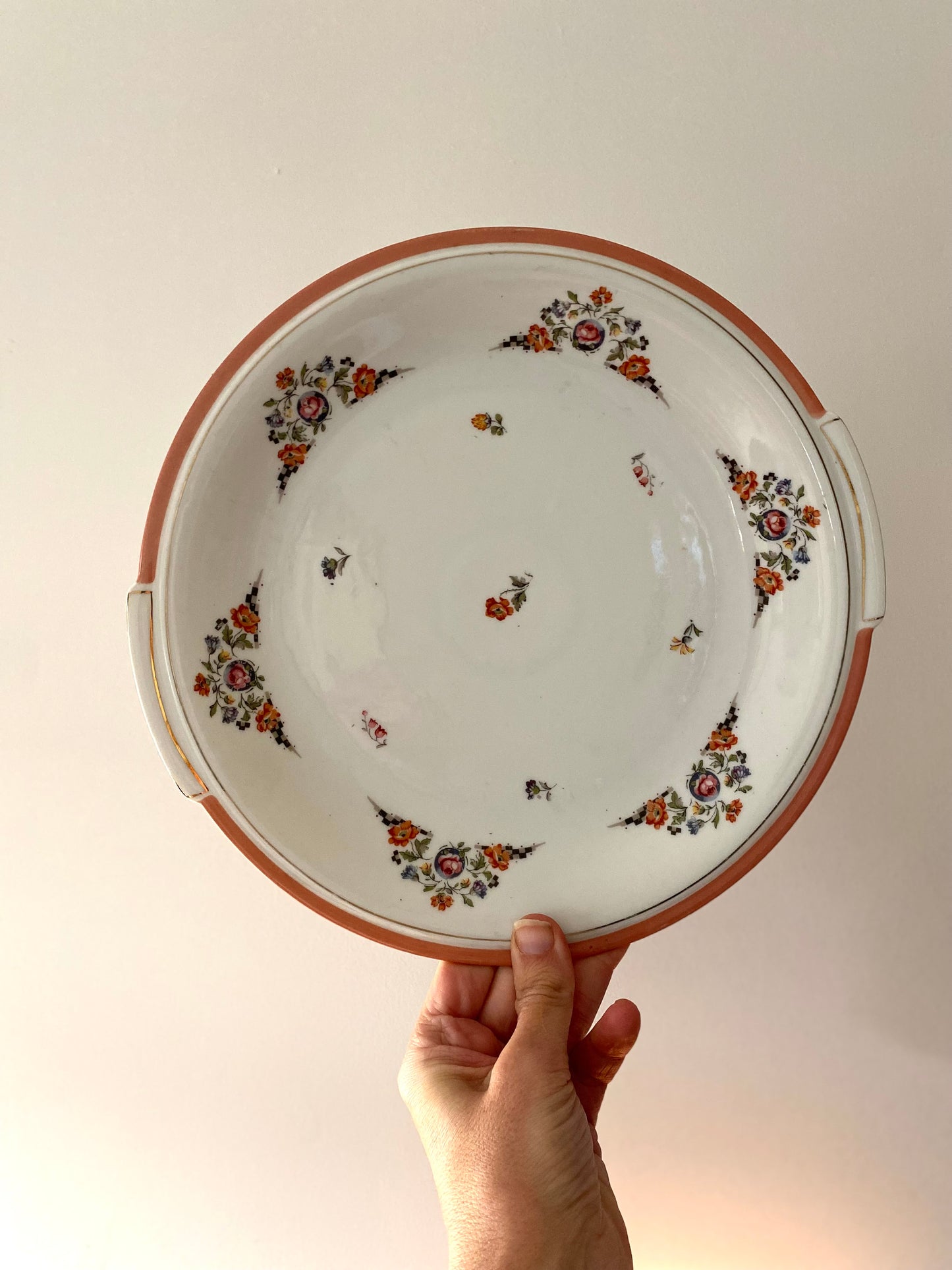 Plat de service en faïence ancienne à décor floral