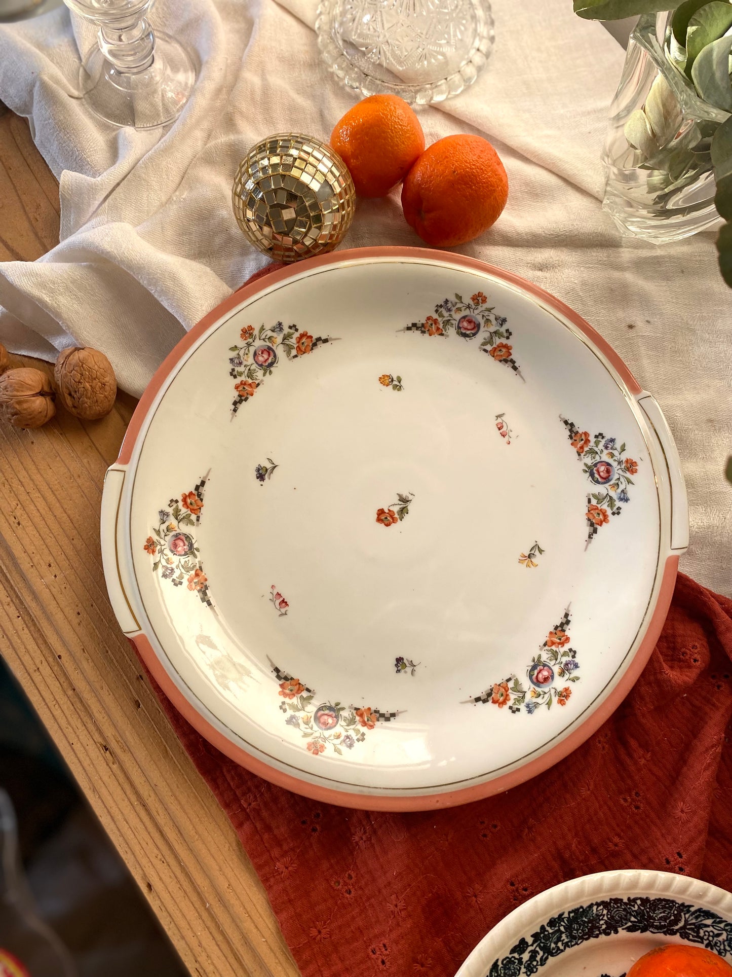 Plat de service en faïence ancienne à décor floral