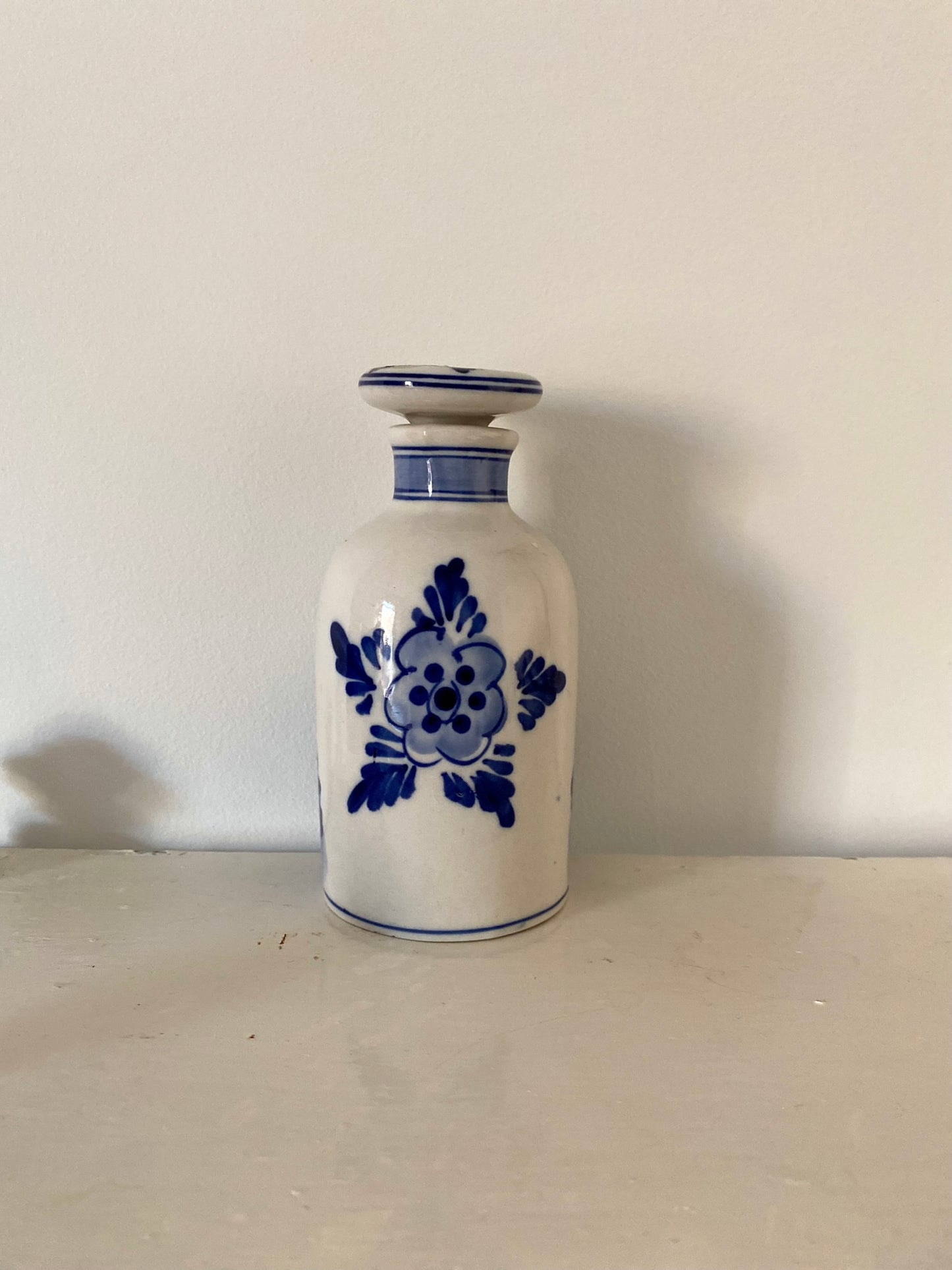 Flacon en porcelaine de Delft peinte à la main