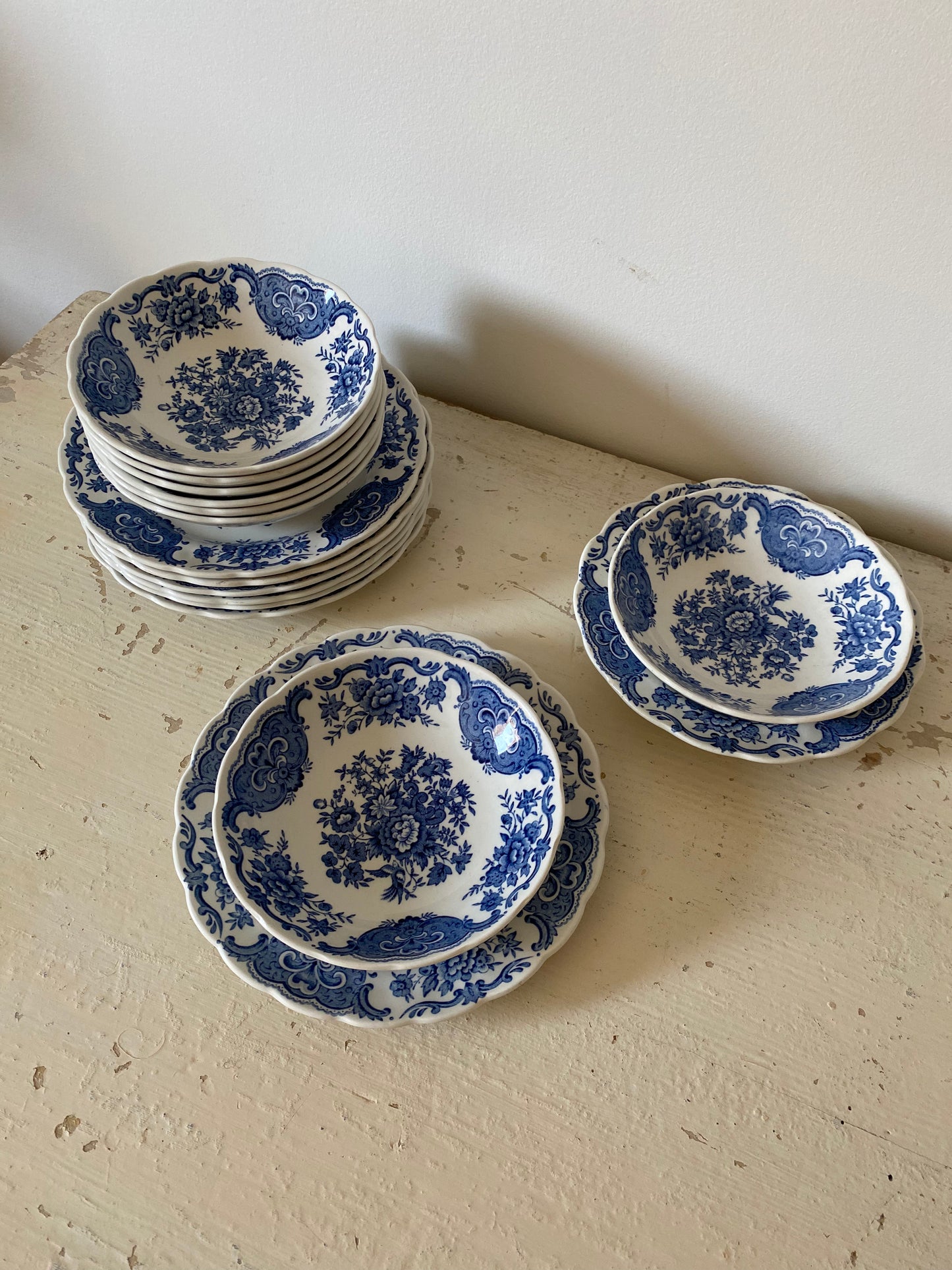 Ensemble de 8 ramequins ou coupelles en porcelaine anglaise ancienne