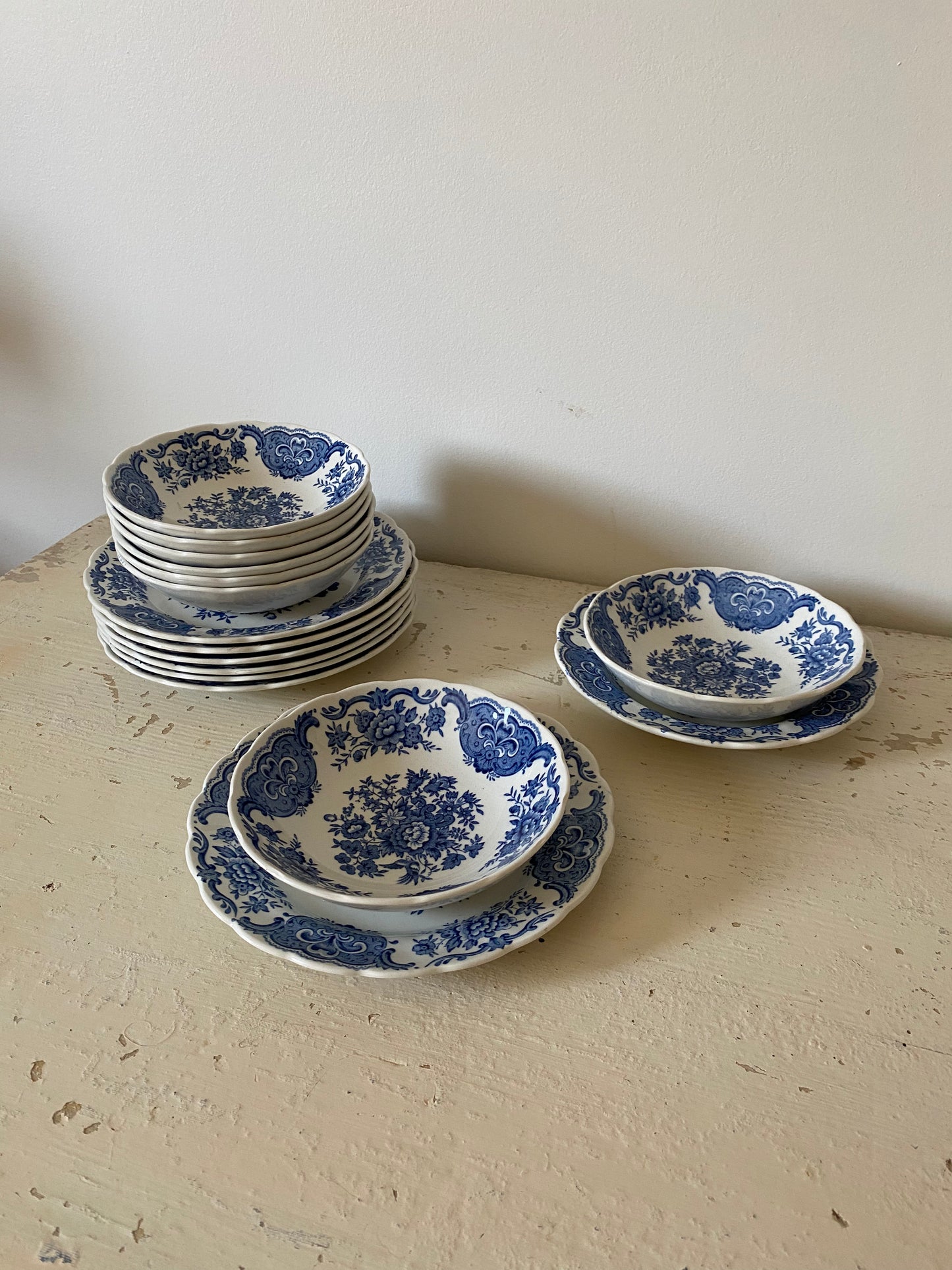 Ensemble de 8 ramequins ou coupelles en porcelaine anglaise ancienne