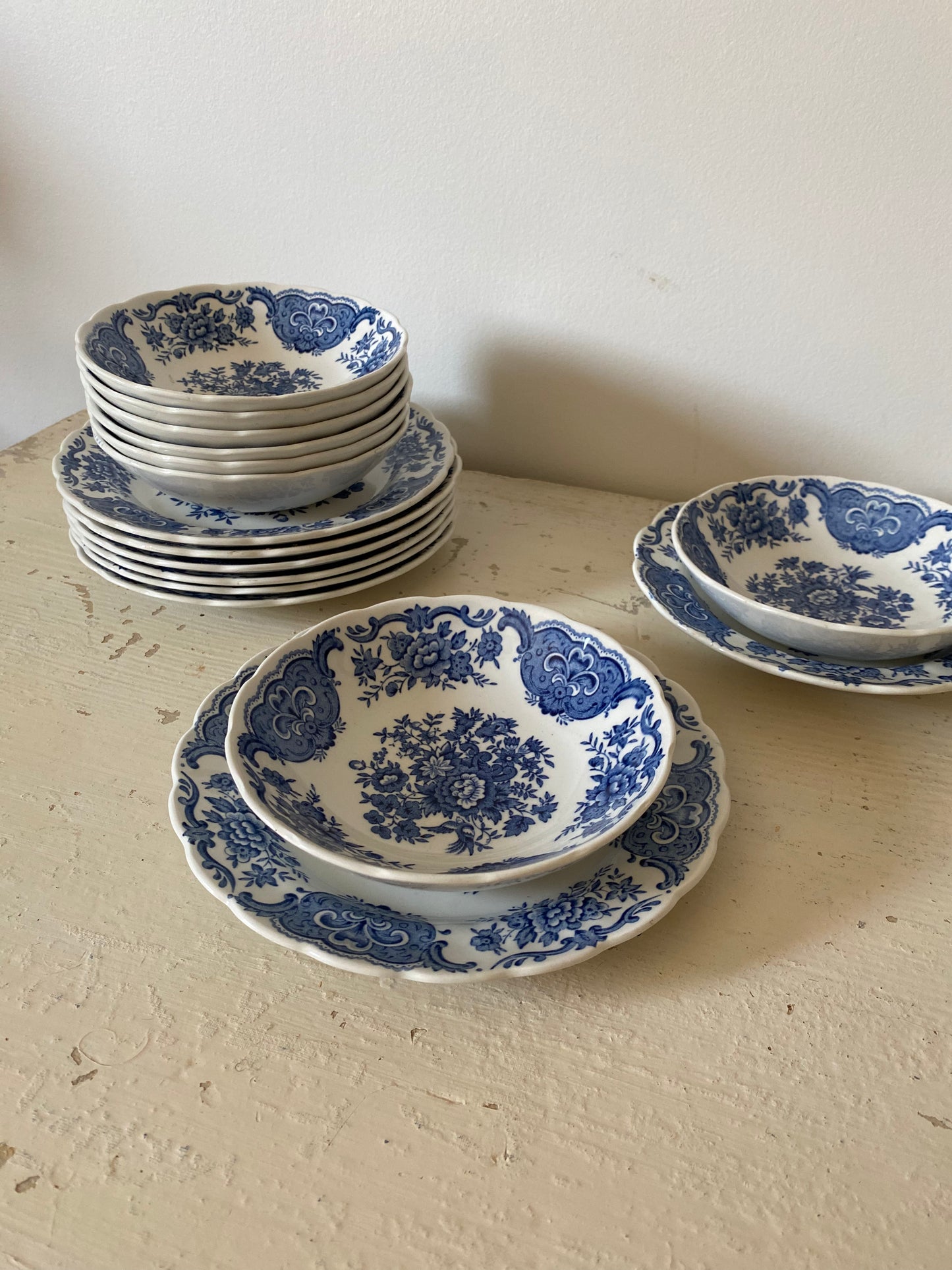 Ensemble de 8 ramequins ou coupelles en porcelaine anglaise ancienne